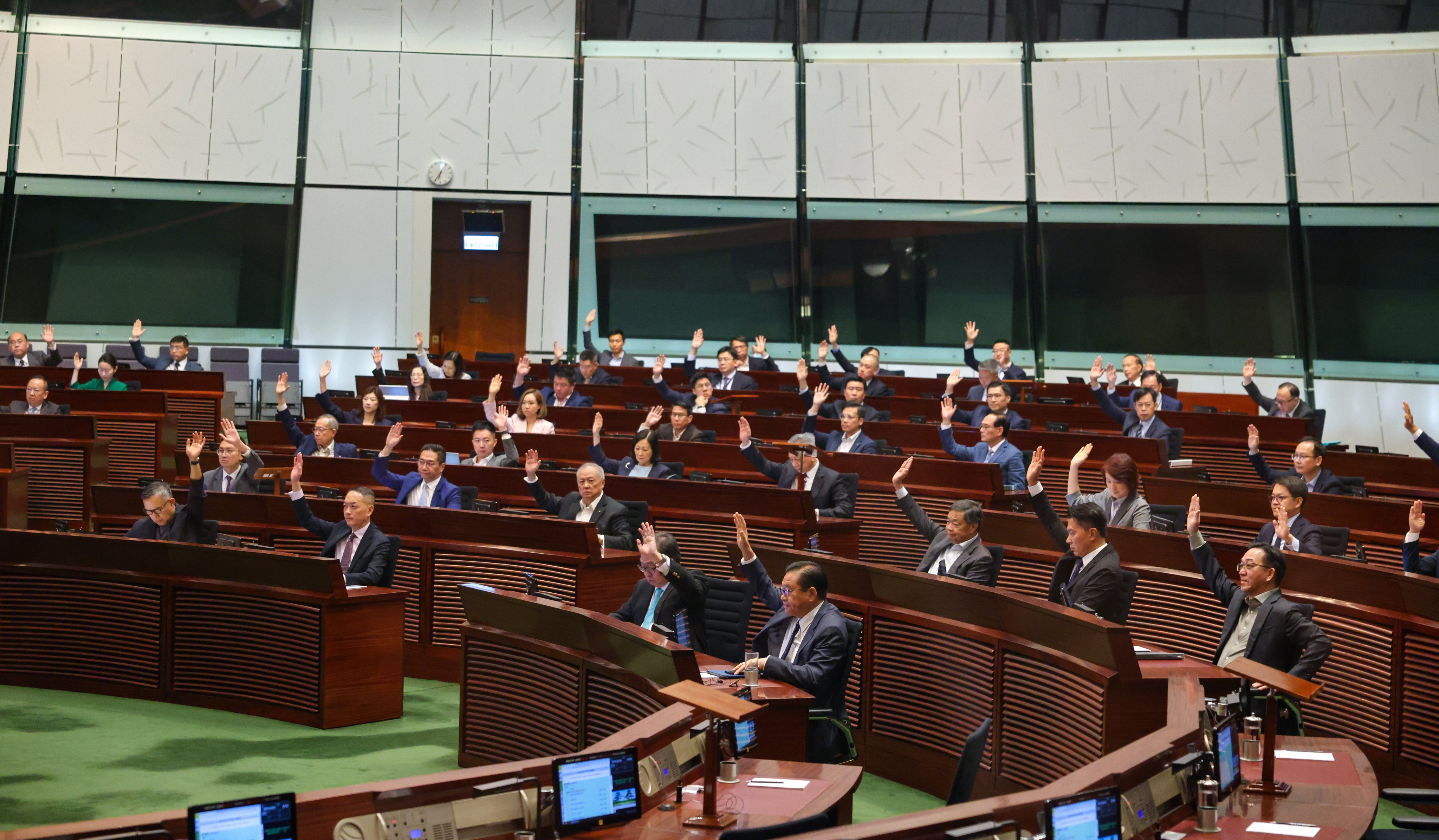 Lawmakers pass the bill establishing a regulatory framework for the ride-hailing industry. Photo: Nora Tam