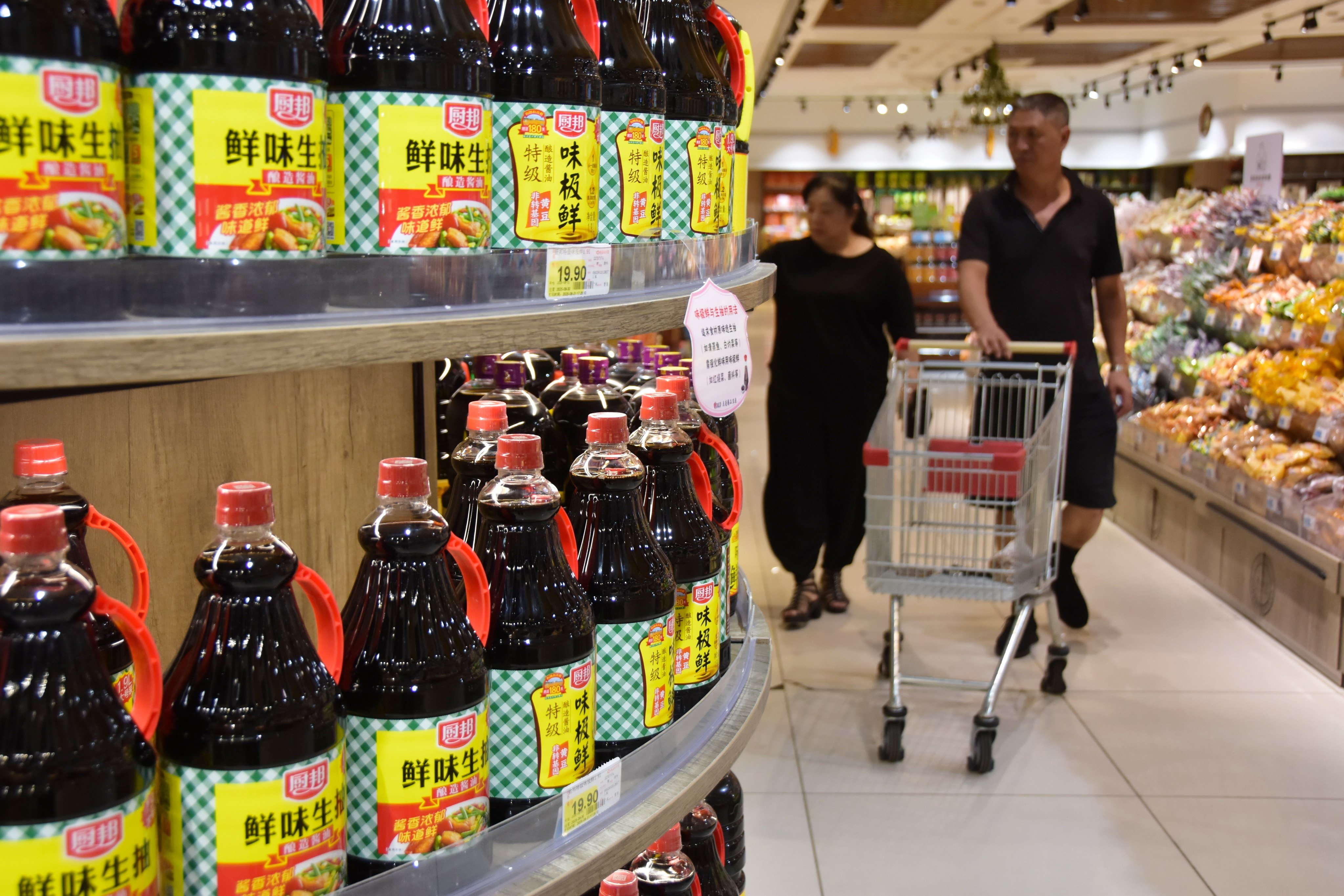 People shop at a supermarket in Mengzi, Yunnan province, on September 10. Photo: Xinhua