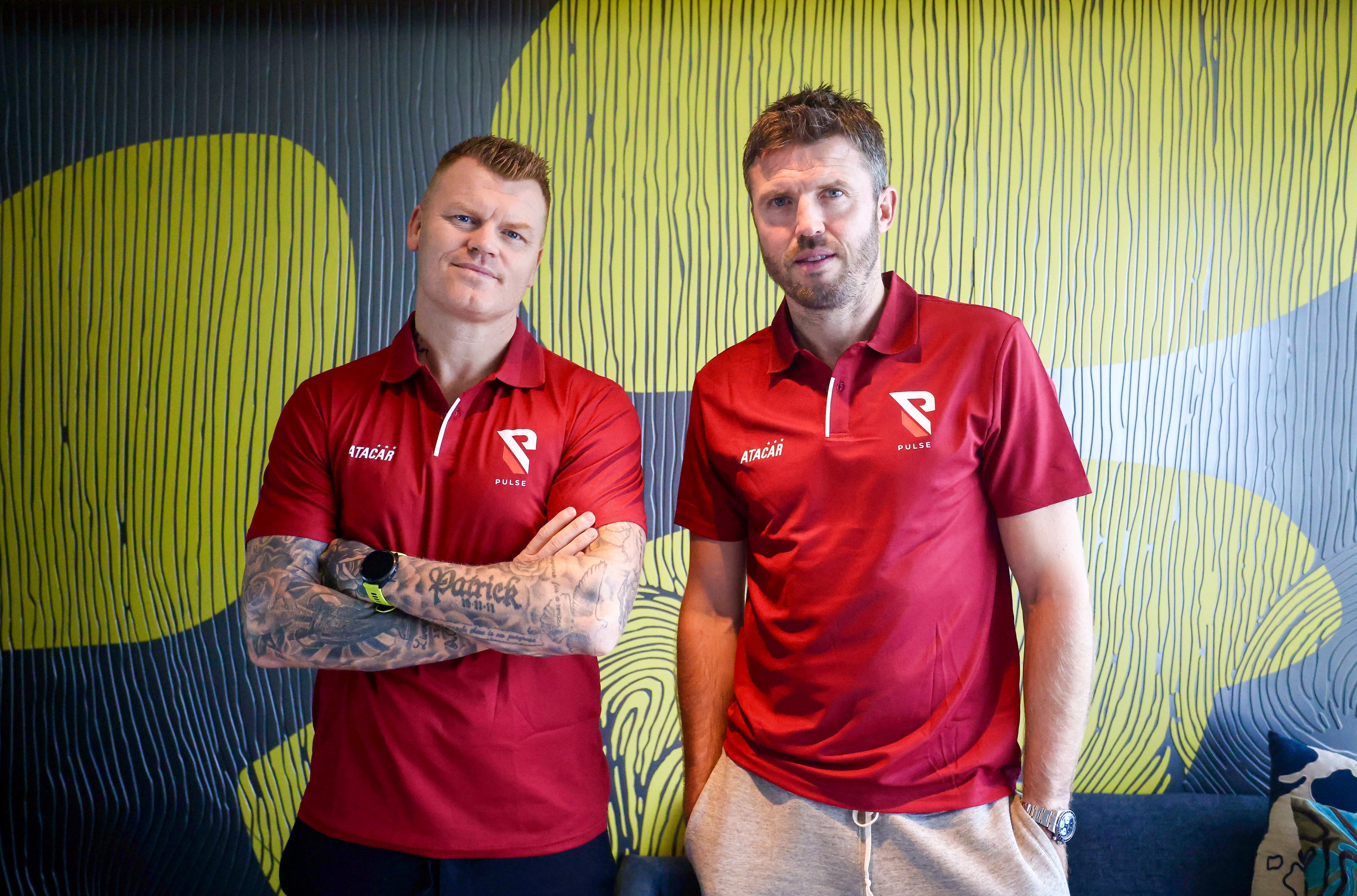 John Arne Riise (left) and Michael Carrick will face off at Kai Tak Stadium on Saturday. Photo: Jonathan Wong