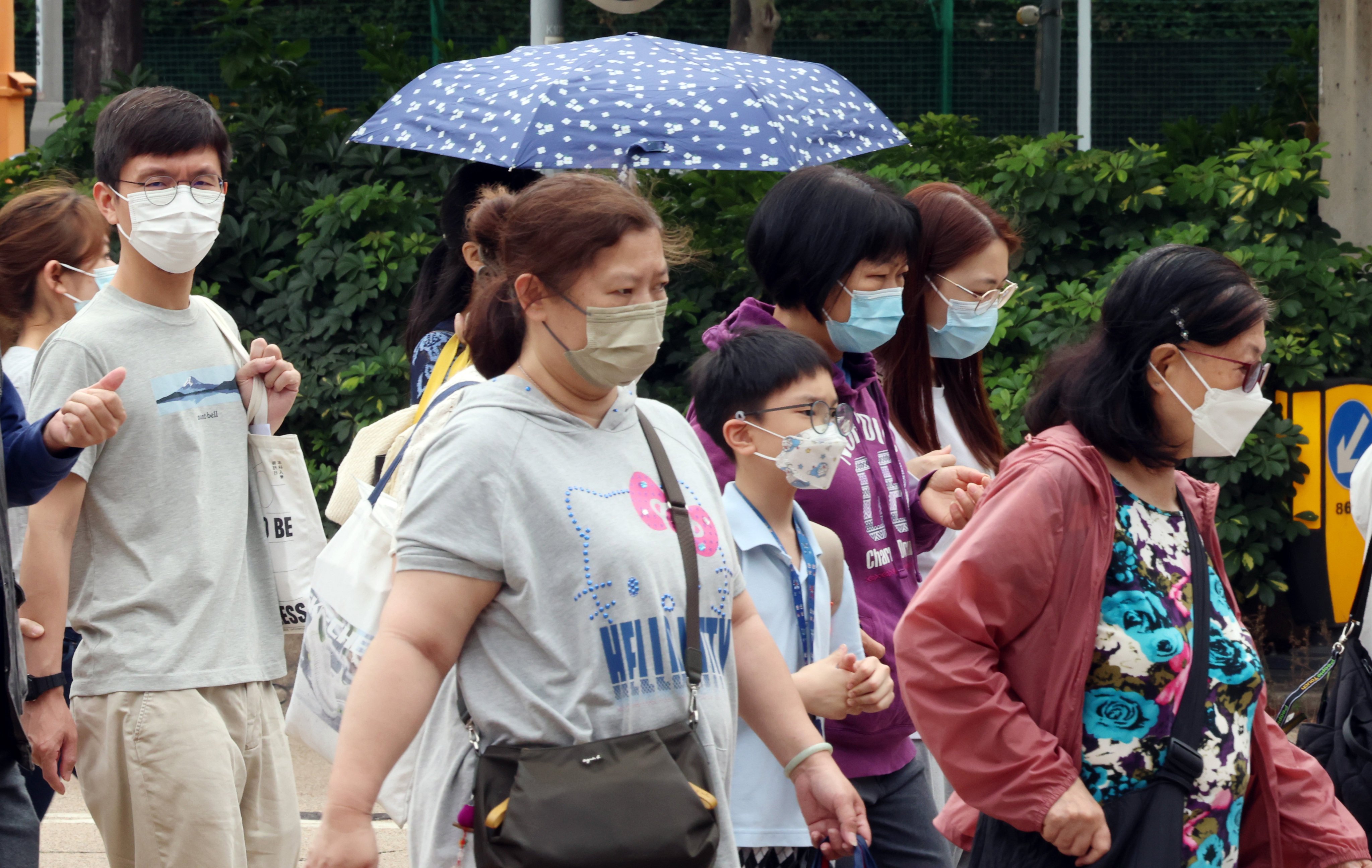 Pedestrians wear masks in Jordan on March 25. Photo: Jelly Tse