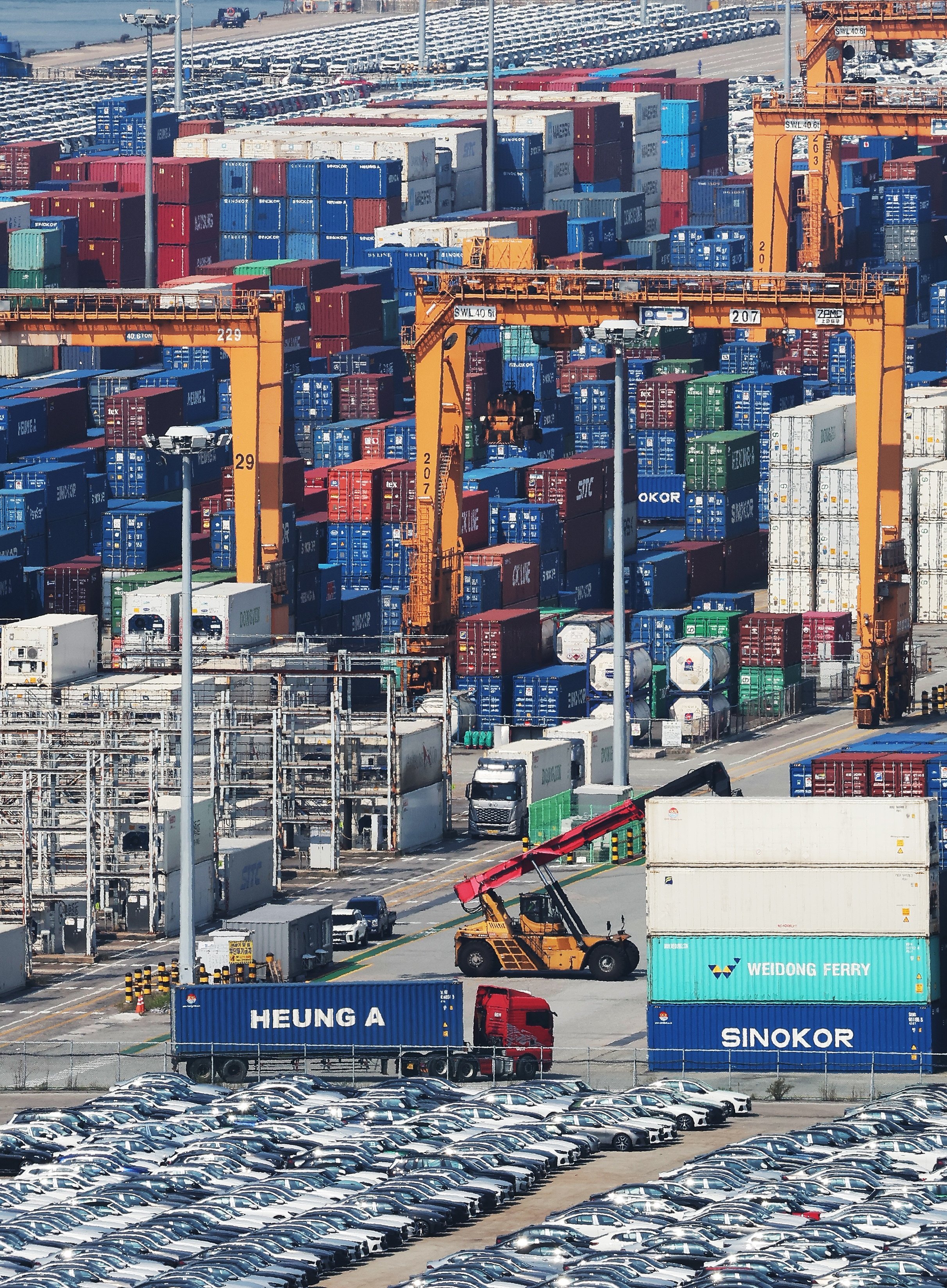Containers waiting for export are stacked at a pier in Pyeongtaek, South Korea. Photo: EPA/Yonhap
