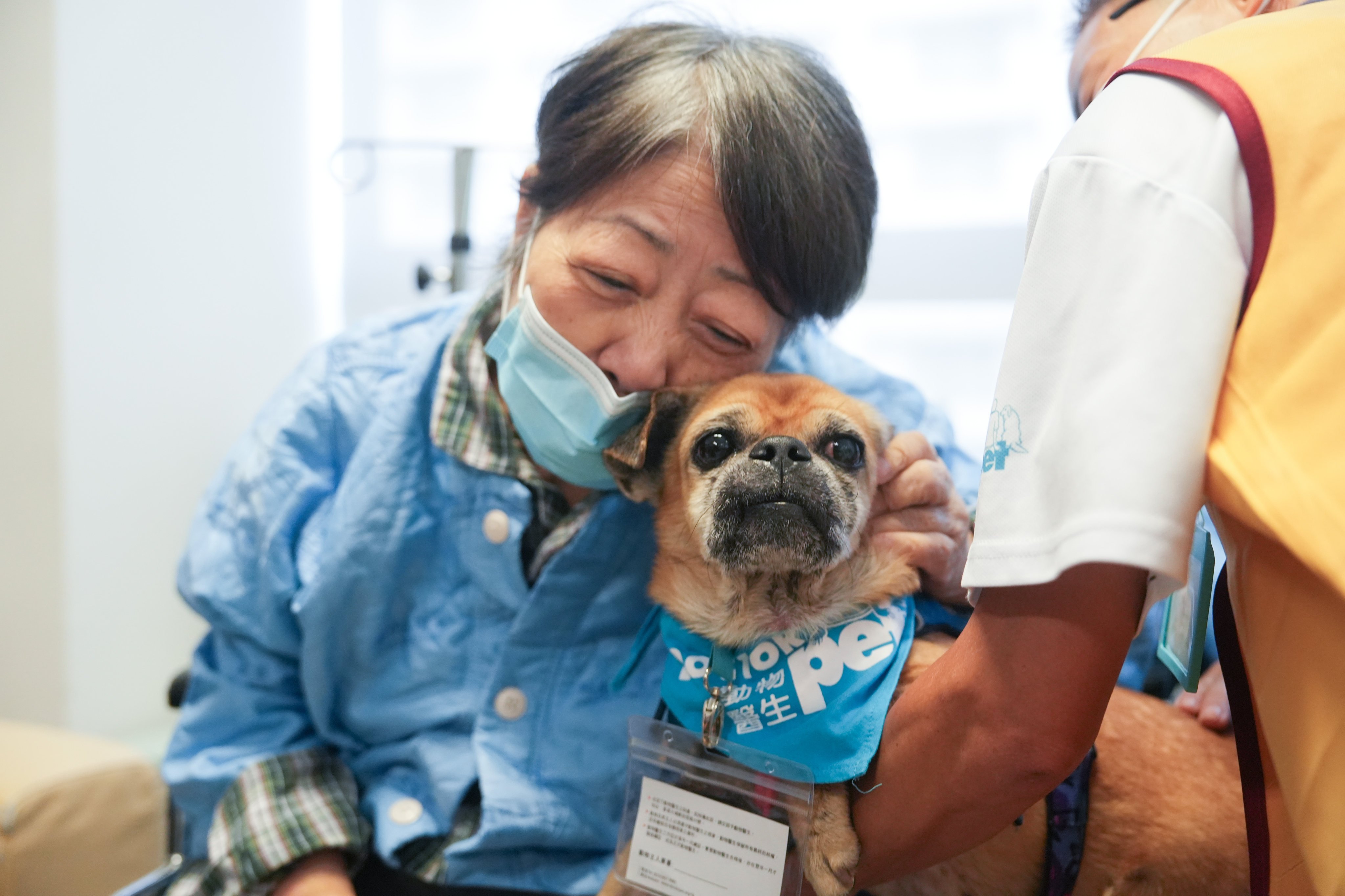 Patient Fung spends time with “Dr” Goofy at Caritas Medical Centre. Photo: Sun Yeung