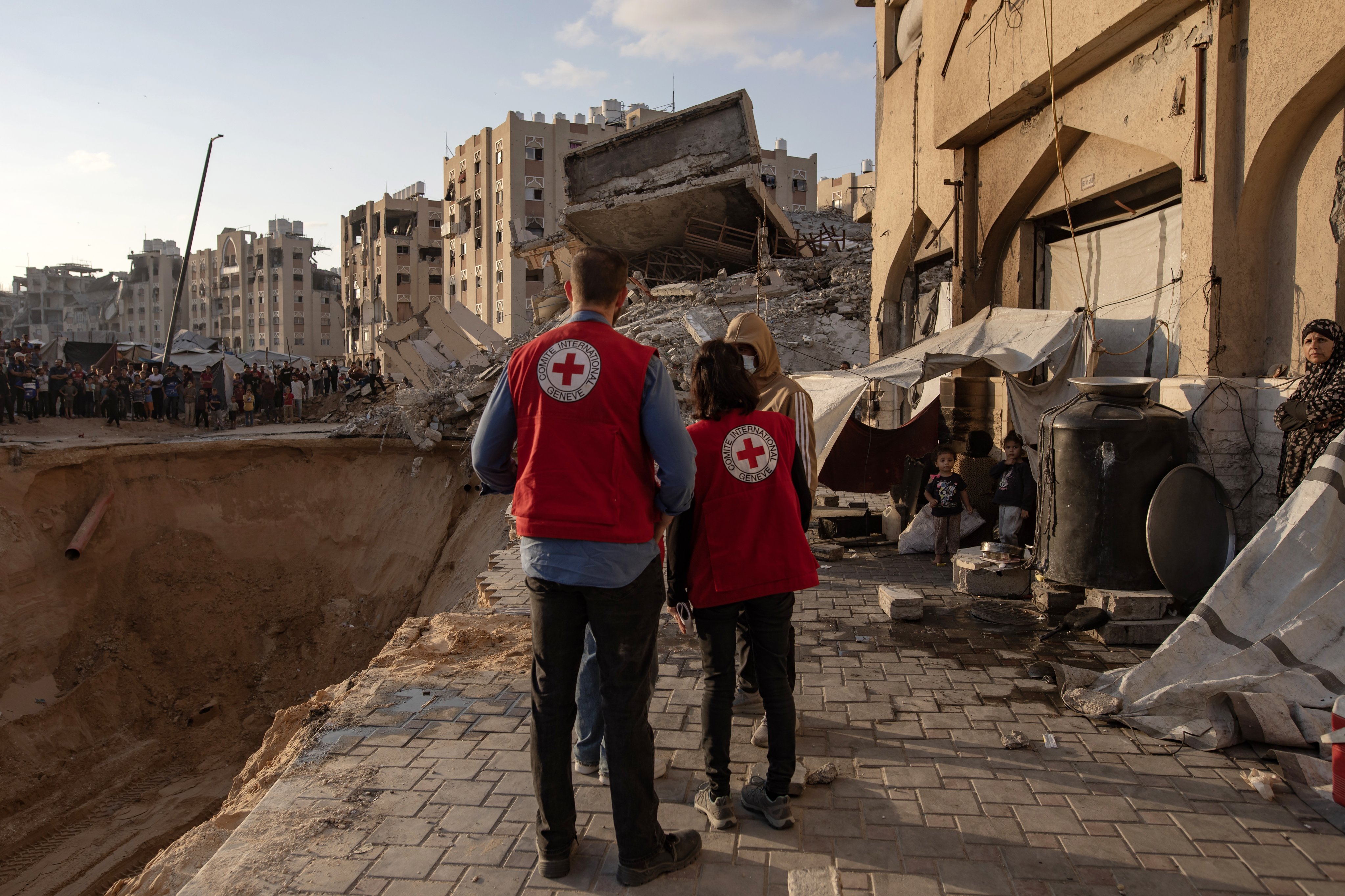 Red Cross workers arrive at the site where Hamas is searching for the bodies of Israeli hostages in Khan Younis on Friday. Photo: EPA