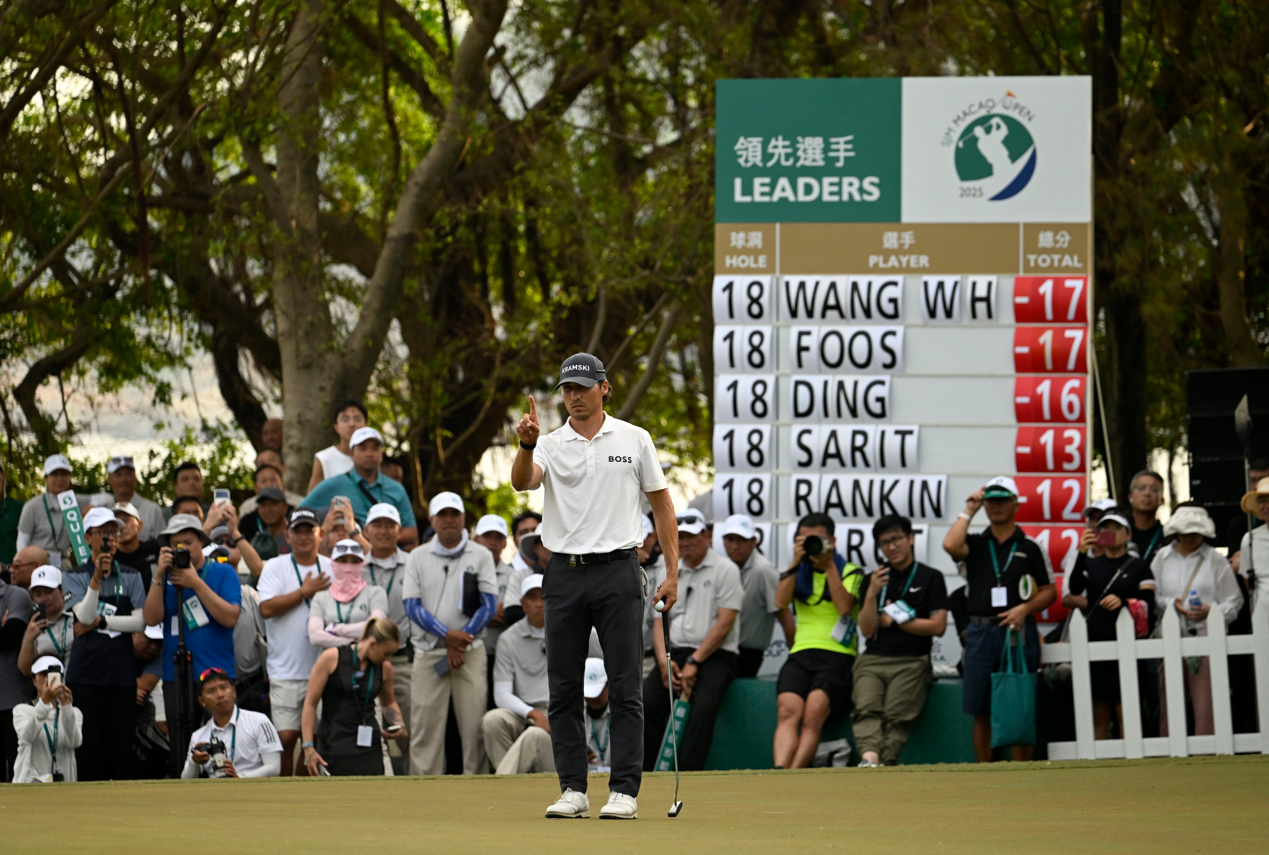 Dominic Foos line sup his winning putt on the 18th green at Macau Golf and Country Club. Photo: Asian Tour