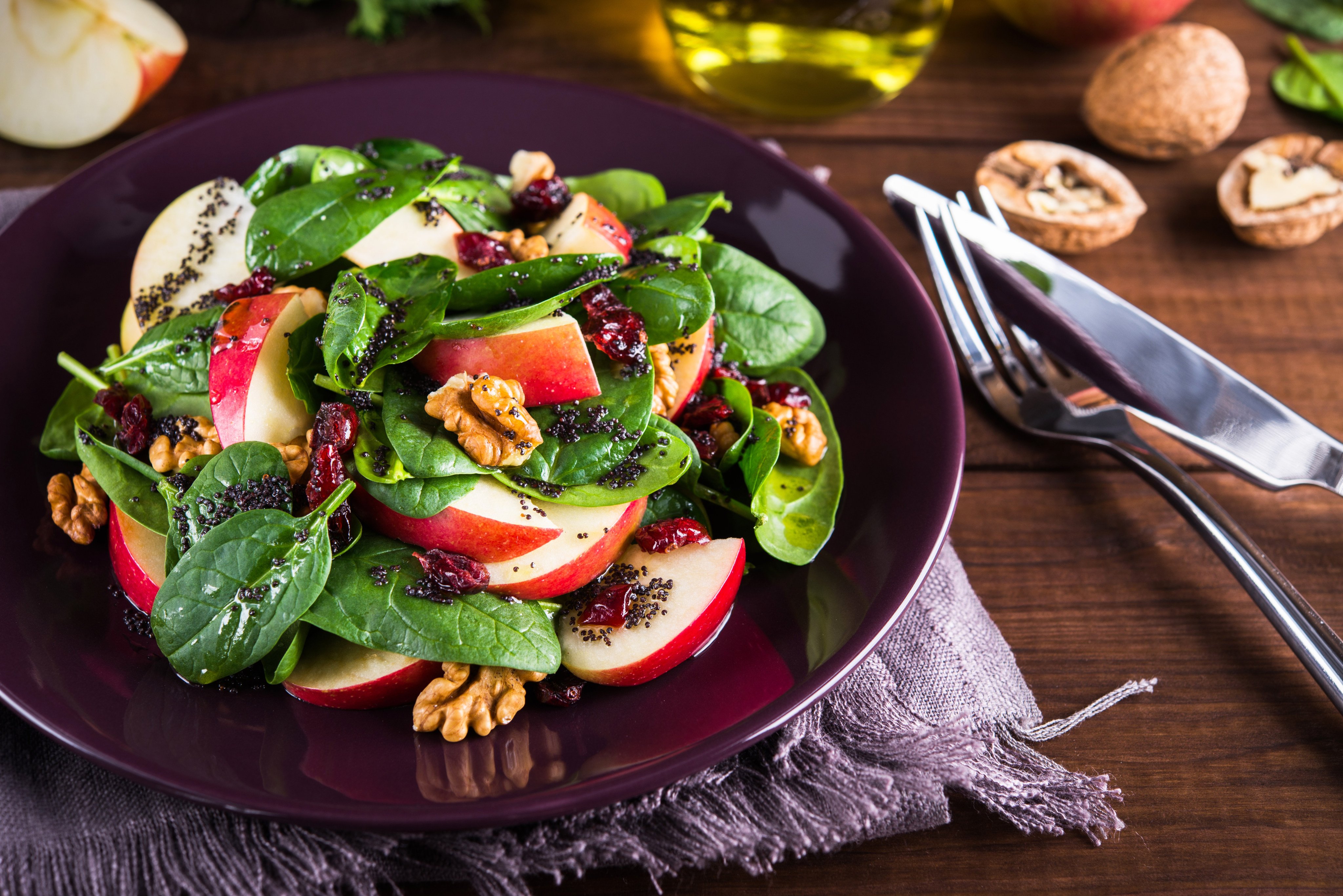 The Green Mediterranean Diet maintains the same foundation as the Mediterranean Diet but incorporates more polyphenol-rich foods, such as green tea, walnuts. Photo: Shutterstock