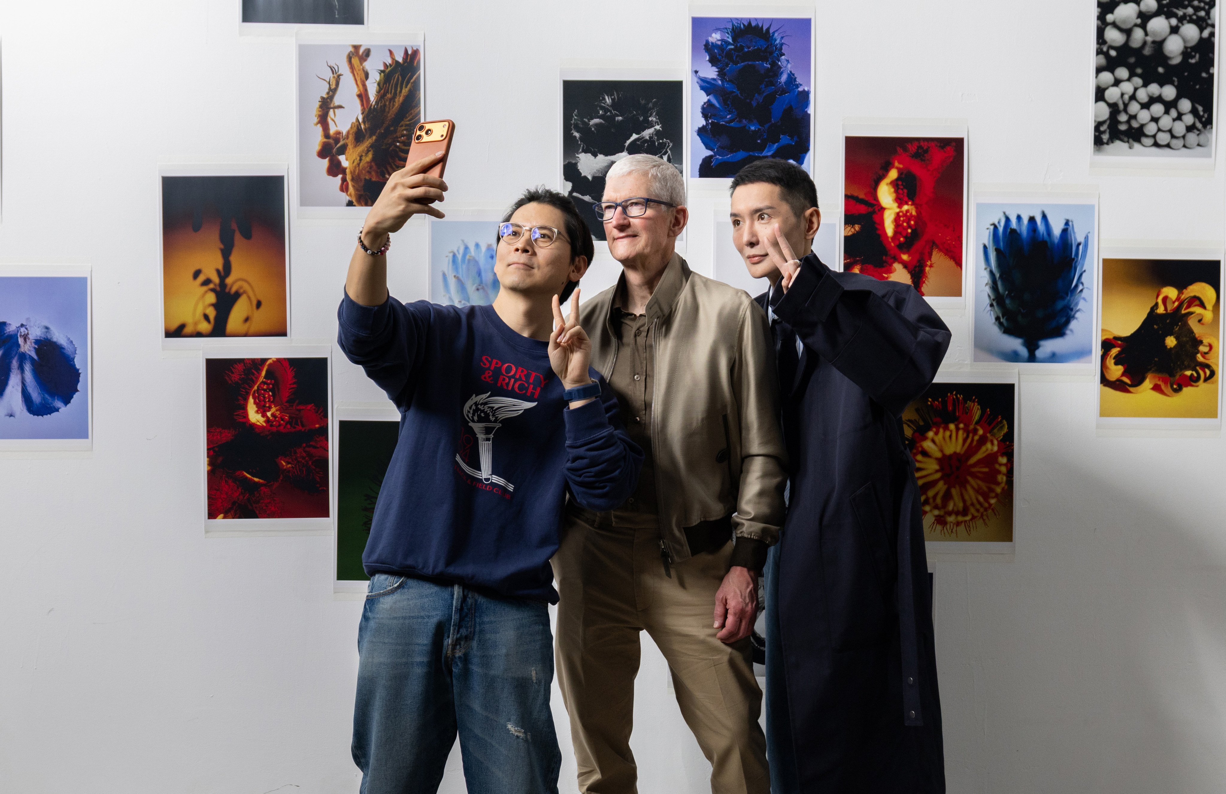 Apple CEO Tim Cook poses for a selfie with photographer Trunk Xu and Vogue China editorial director Rocco Liu in Beijing. Photo: Weibo