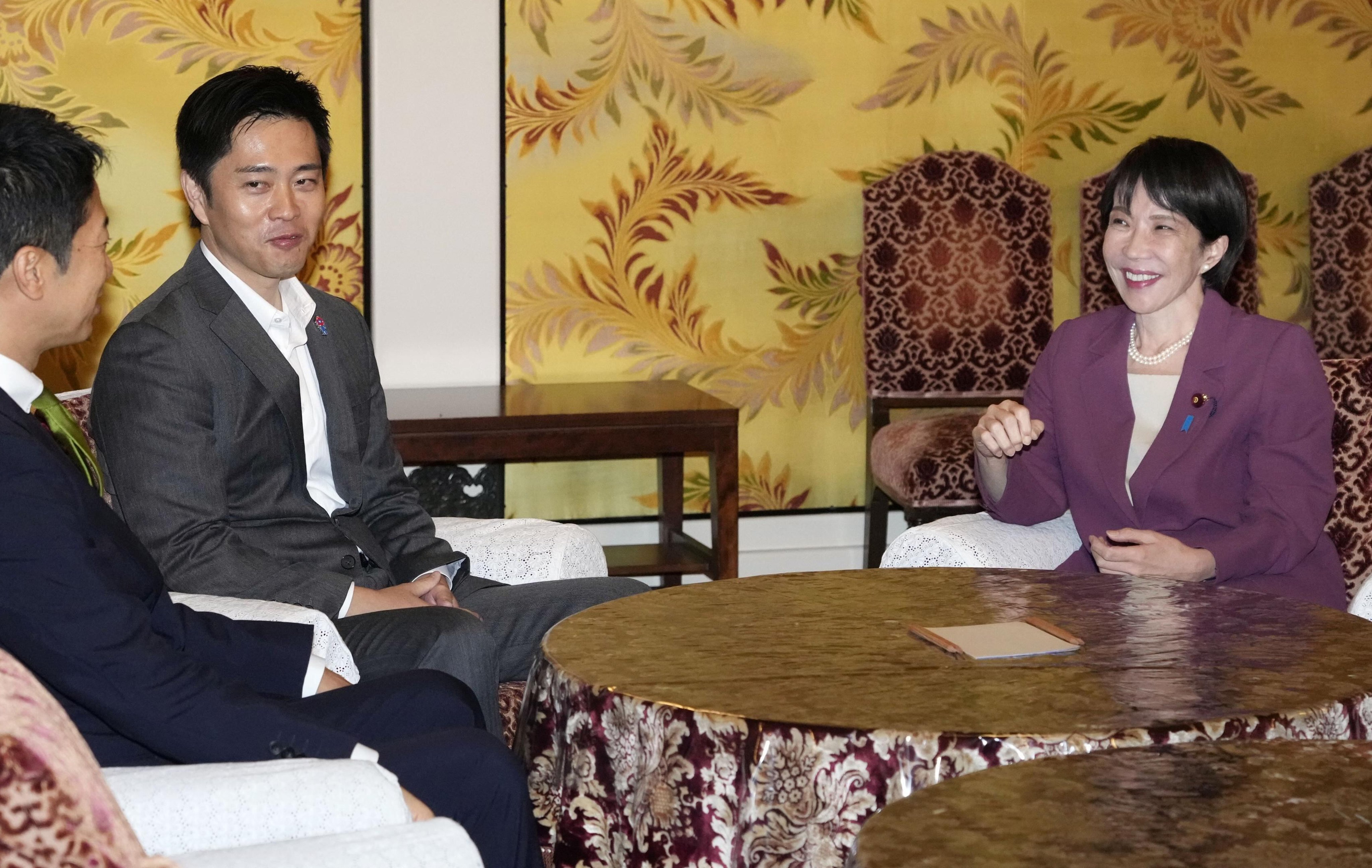 Sanae Takaichi (right), the leader of the Liberal Democratic Party, meets Hirofumi Yoshimura (second left) and Fujmitake Fuijta, leaders of the Japan Innovation Party in parliament in Tokyo, on Wednesday. Photo: Kyodo News via AP