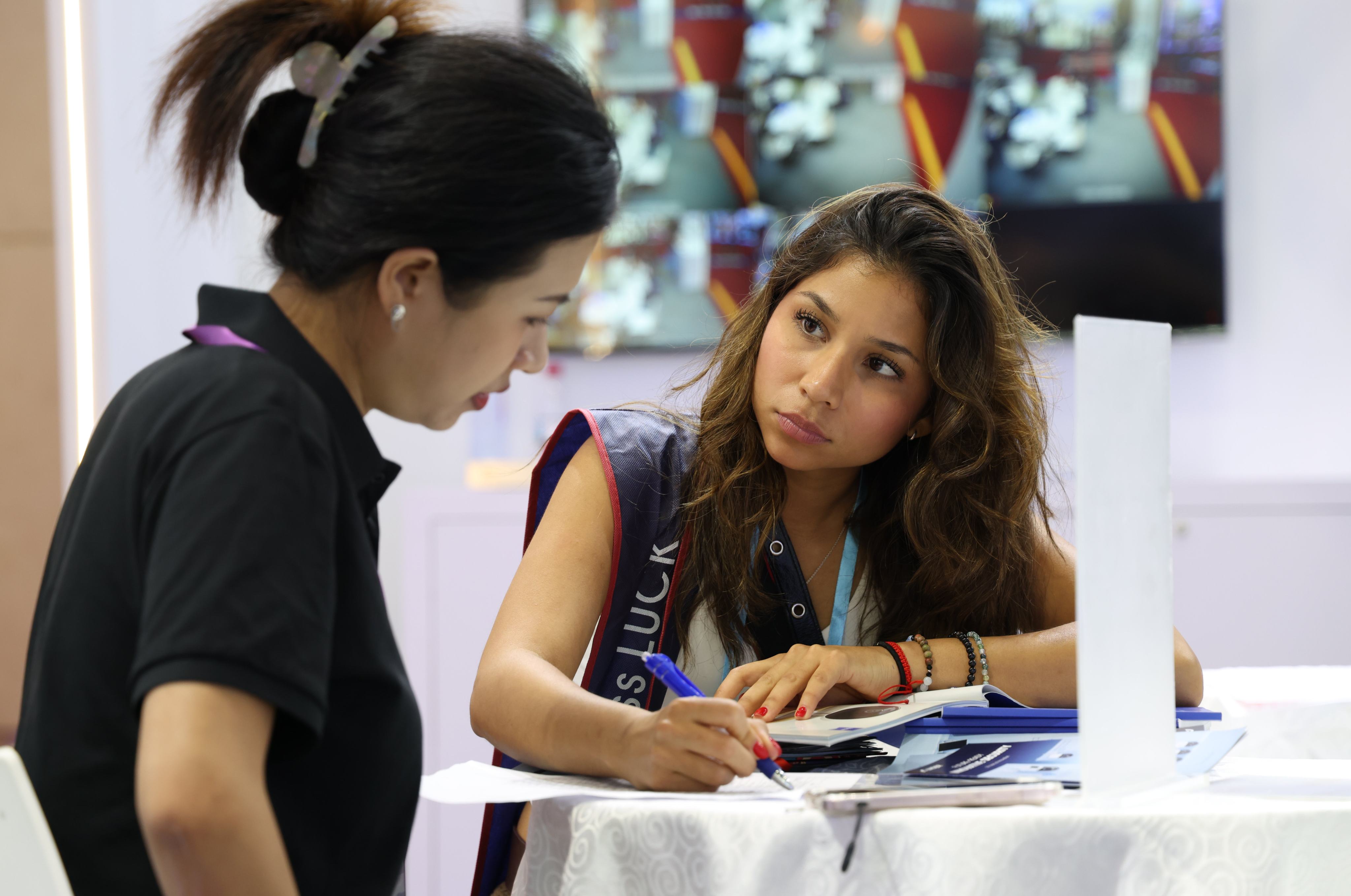 A buyer (right) is seen during the 138th edition of the China Import and Export Fair, better known as the Canton Fair, on Wednesday. Sellers say more buyers are open to settling deals in yuan. Photo: Xinhua