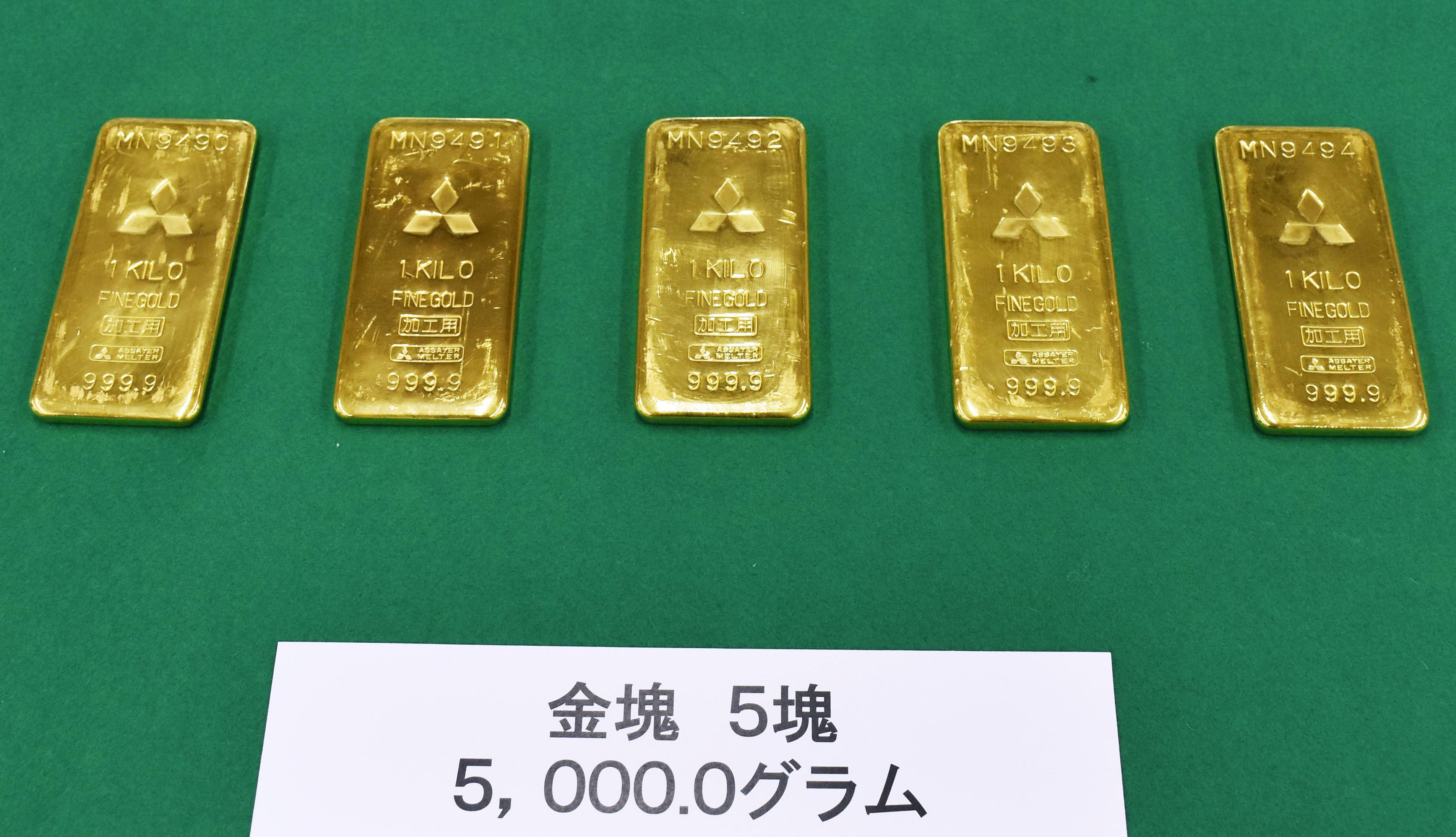 Gold smuggling cases have been soaring in Japan lately on the back of the rising price of the precious metal. Photo: Kyodo