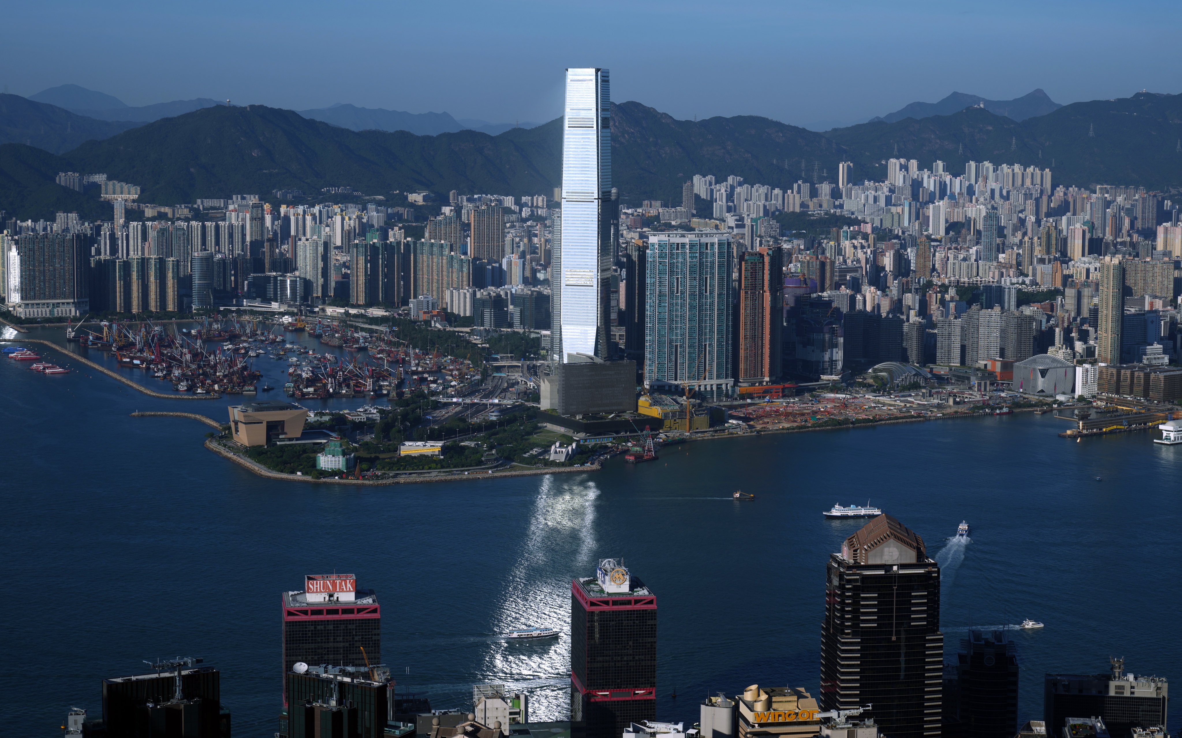 Hong Kong Domina: Finanças, Logística e Turismo na Área da Grande Baía – Veja os Detalhes!