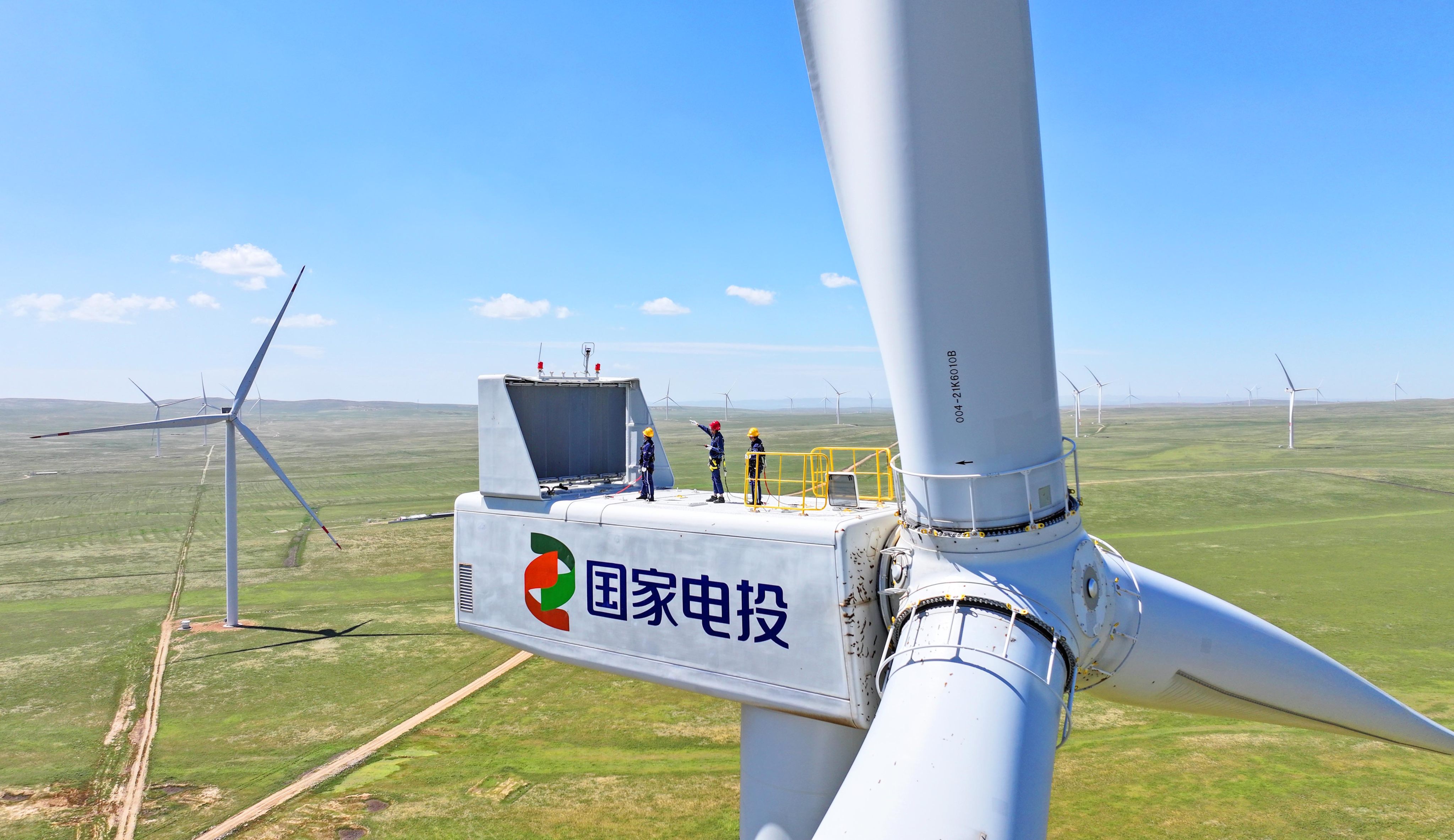 Workers conduct maintenance operations on wind turbines in China’s Inner Mongolia Autonomous Region. Photo: Getty Images