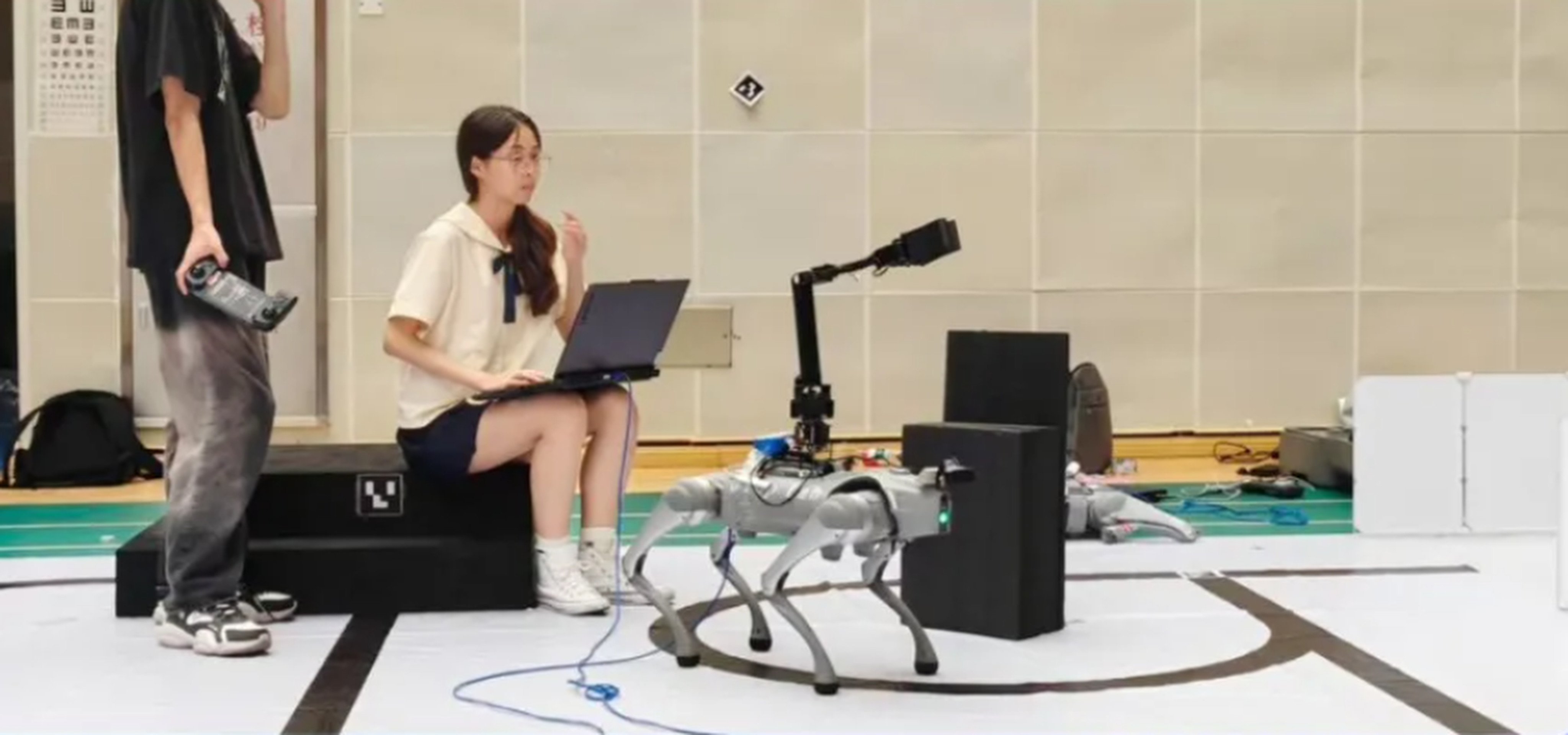 A student studies data to figure out how to train and operate Unitree’s latest quadruped robot, the Go2. Photo: qq.com