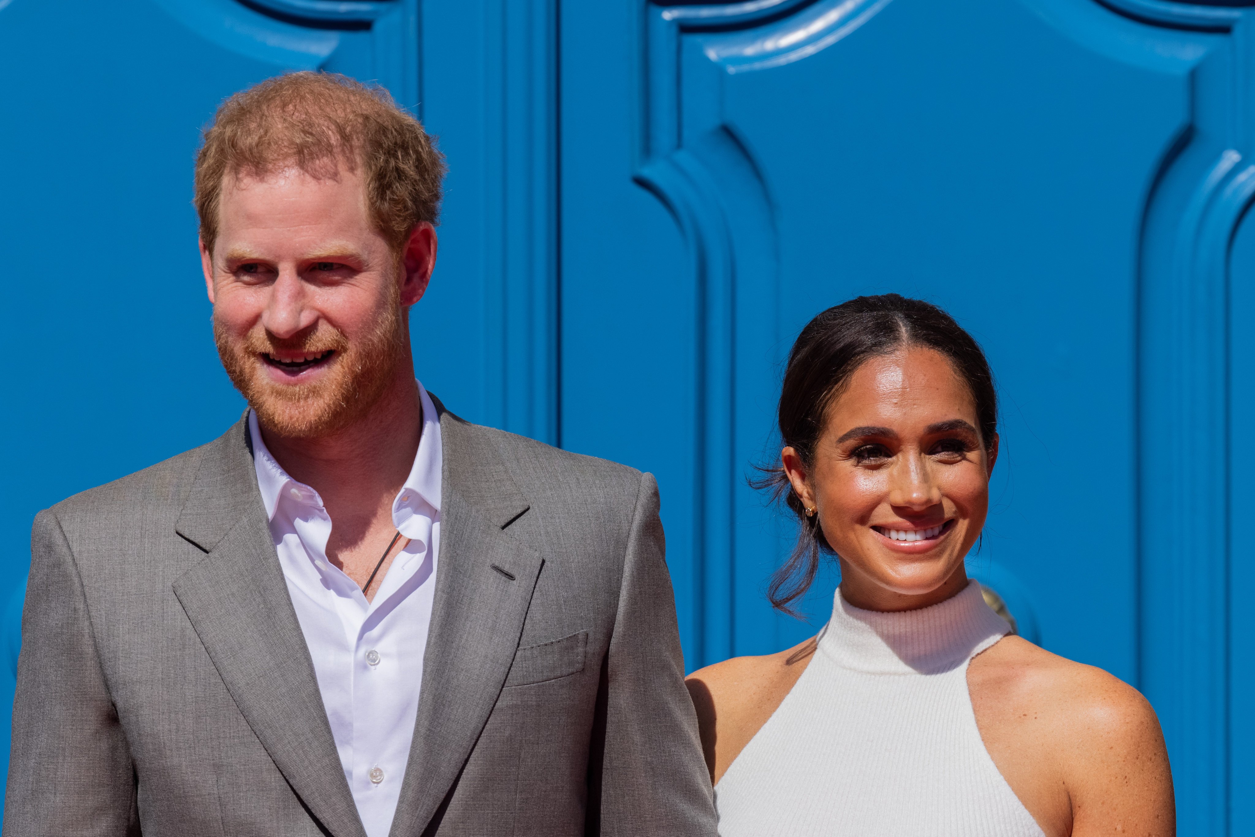 Prince Harry (left), Duke of Sussex, and his wife Meghan Markle, Duchess of Sussex, pose for a photo in front of City Hall in Duesseldorf. Photo: dpa