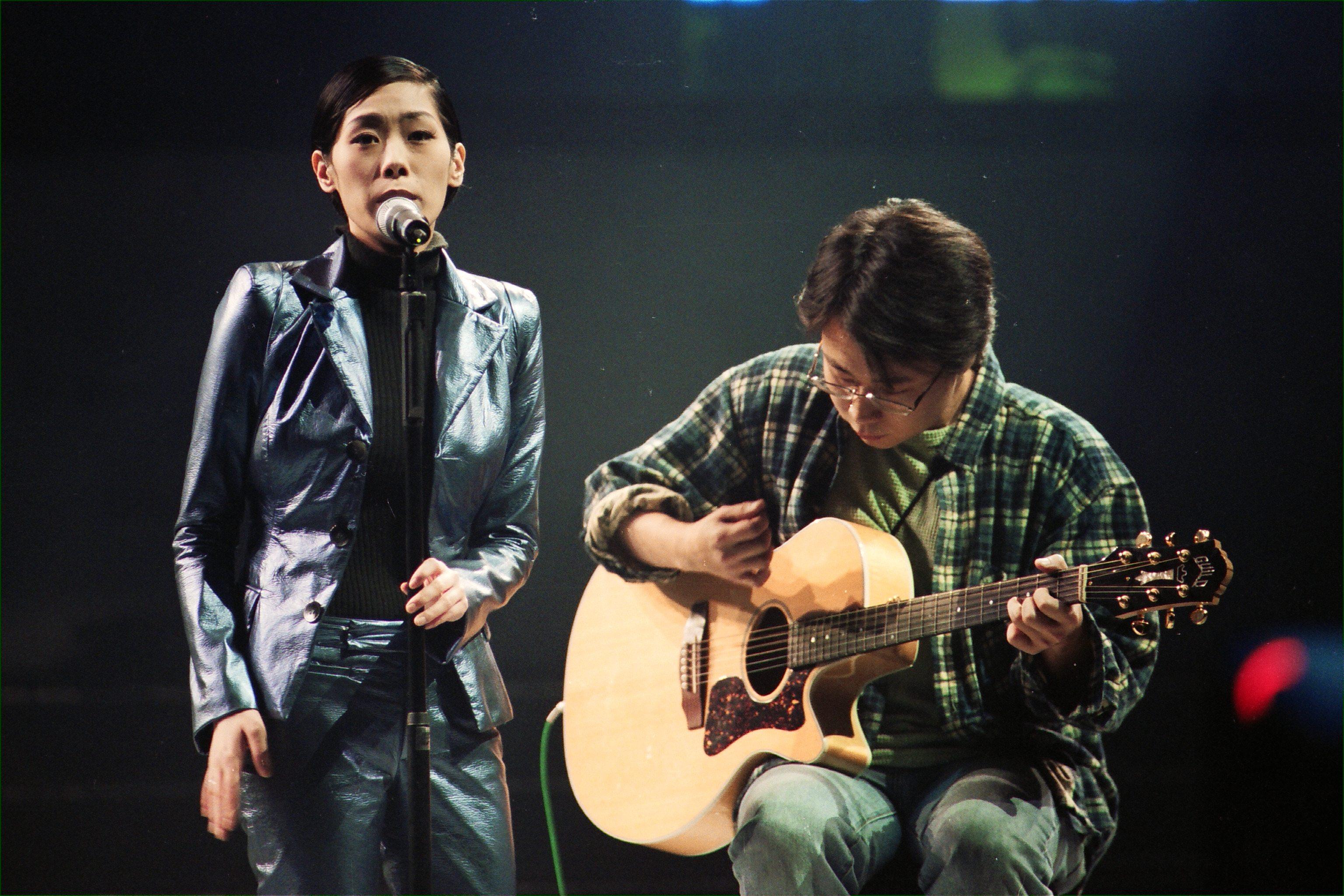 Shirley Kwan (left) sings at the JVC Hits Award presentation ceremony at the Hong Kong Coliseum in January 1996. Photo: SCMP