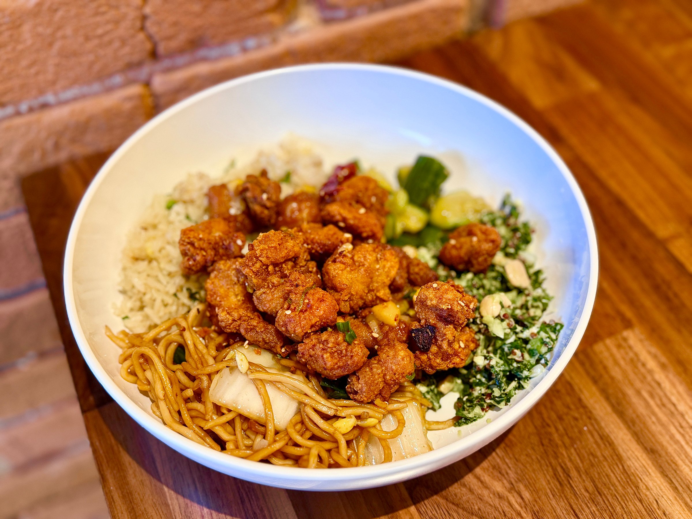 A 50/50 chicken bowl from Jade Rabbit, in Santa Monica, California. The restaurant serves chef Bryant Ng’s takes on Chinese-American food. Photo: TNS