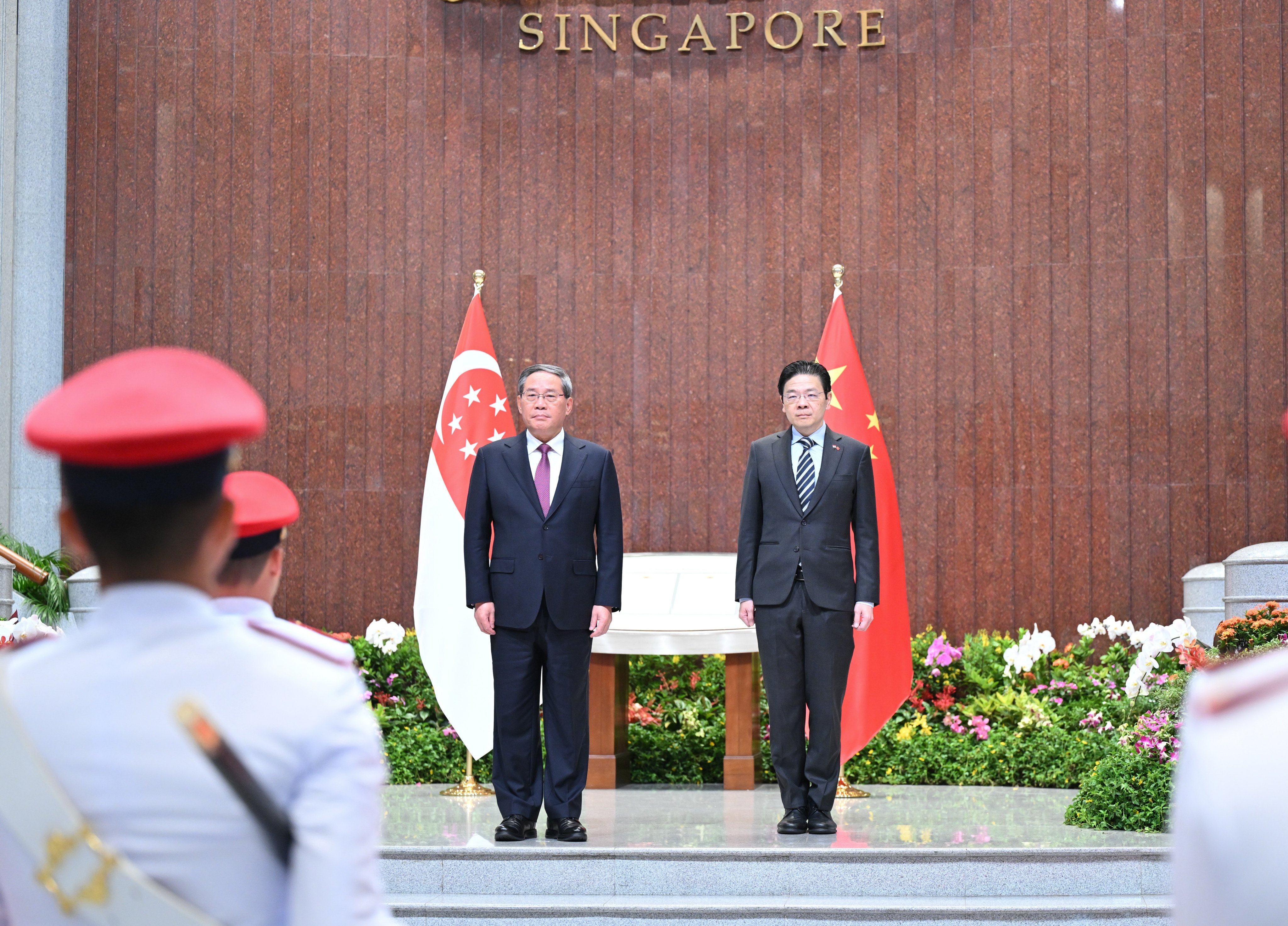 Singaporean Prime Minister Lawrence Wong (right) holds a welcome ceremony for Chinese Premier Li Qiang (left) before their talks in Singapore on Saturday. Photo: Xinhua
