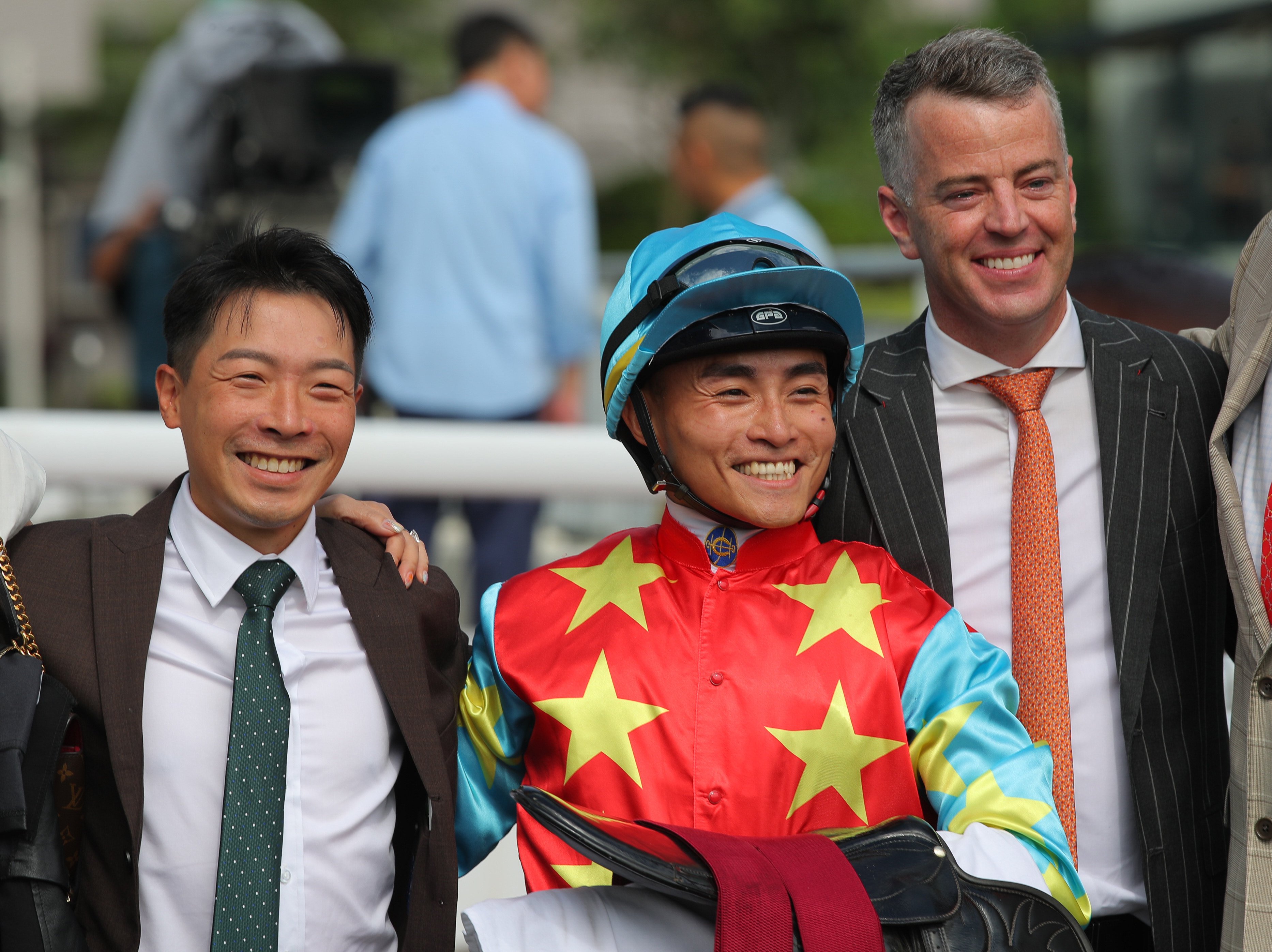 Trainer Jamie Richards (right), assistant trainer Ben So (left) and jockey Keith Yeung celebrate Goldentronicmighty’s victory. Photos: Kenneth Chan