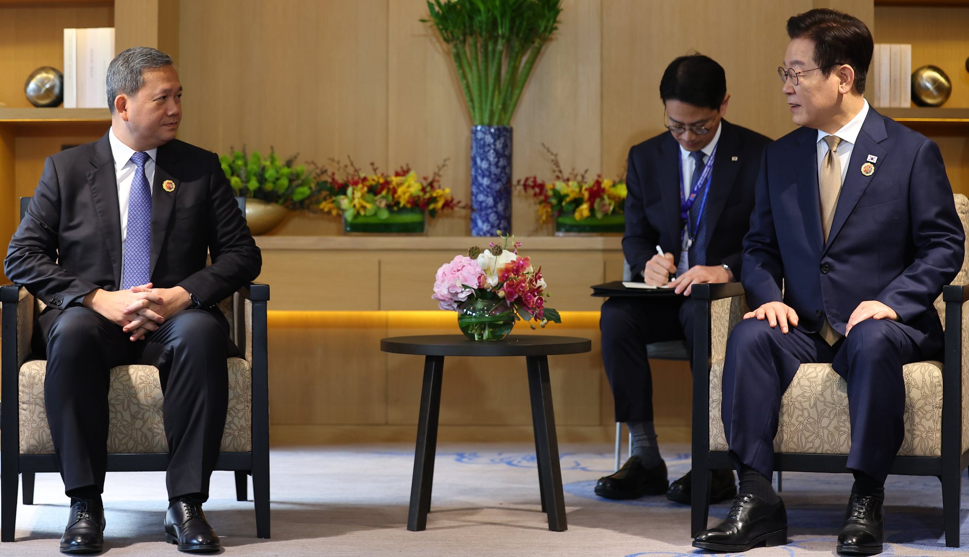 South Korean President Lee Jae-myung (right) and Cambodian Prime Minister Hun Manet hold talks in Kuala Lumpur on Monday. Photo: Yonhap/dpa South Korean President Lee Jae-myung (right) and Cambodian Prime Minister Hun Manet hold talks in Kuala Lumpur on Monday. Photo: Yonhap/dpa