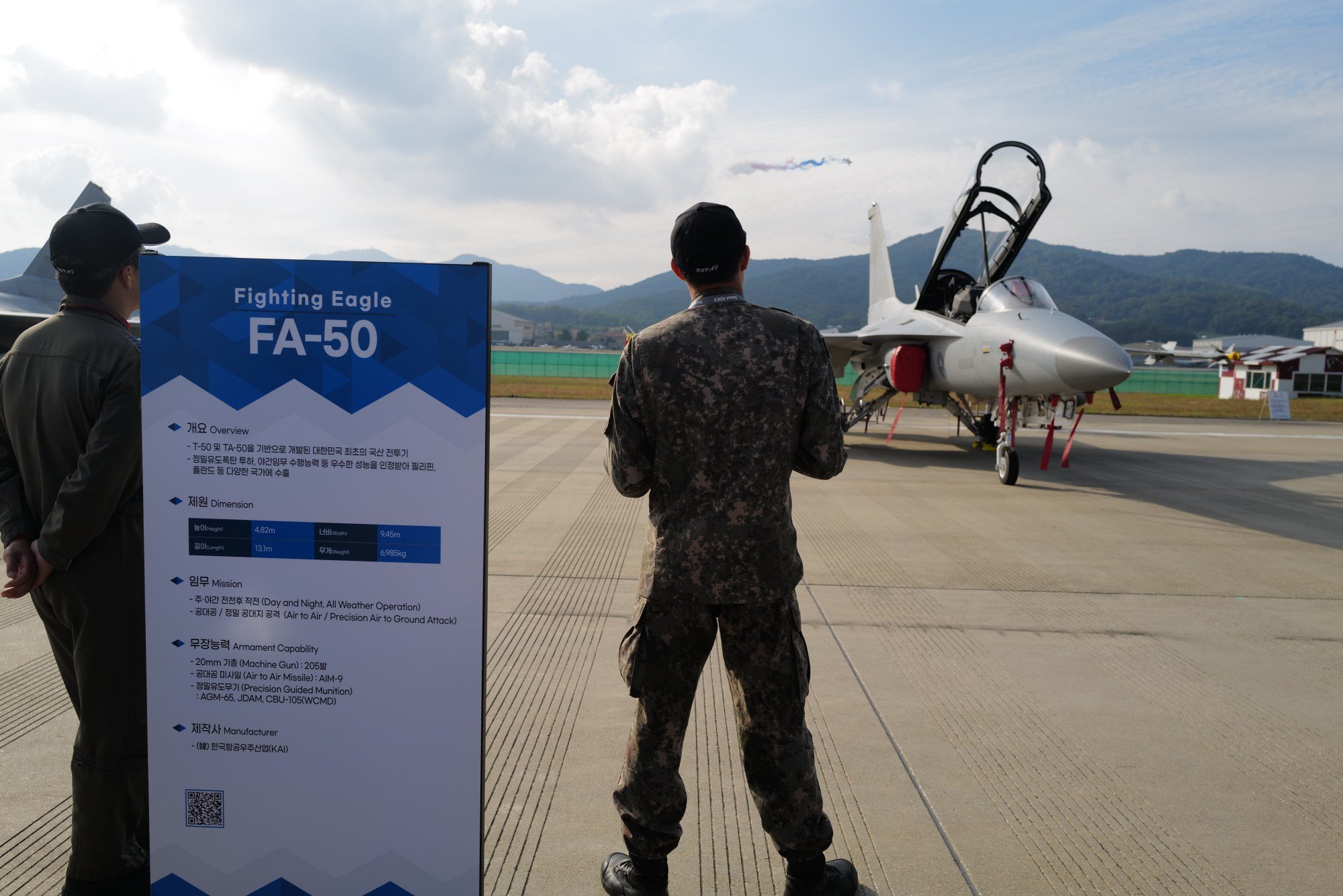 Ground crew prepare an FA-50 light combat jet manufactured by Korea Aerospace Industries for a flight demonstration at the Seoul International Aerospace & Defence Exhibition in Seongnam on October 19. Photo: Jeoffrey Maitem Ground crew prepare an FA-50 light combat jet manufactured by Korea Aerospace Industries for a flight demonstration at the Seoul International Aerospace & Defence Exhibition in Seongnam on October 19. Photo: Jeoffrey Maitem