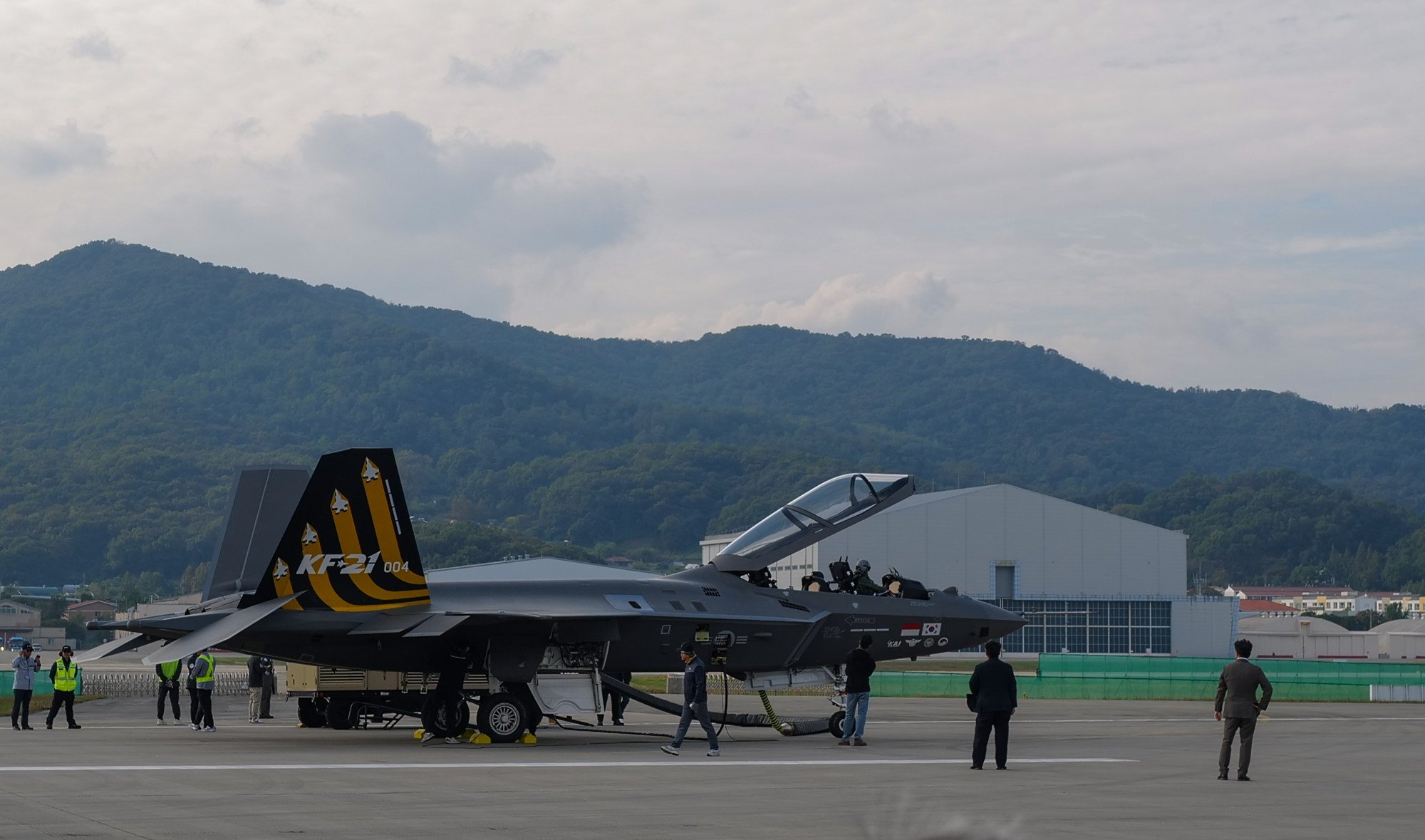 Ground crew prepare the KF-21 Boramae manufactured by Korea Aerospace Industries before its flight demonstration at the Seoul International Aerospace & Defence Exhibition in Seongnam on October 19. Photo: Jeoffrey Maitem Ground crew prepare the KF-21 Boramae manufactured by Korea Aerospace Industries before its flight demonstration at the Seoul International Aerospace & Defence Exhibition in Seongnam on October 19. Photo: Jeoffrey Maitem