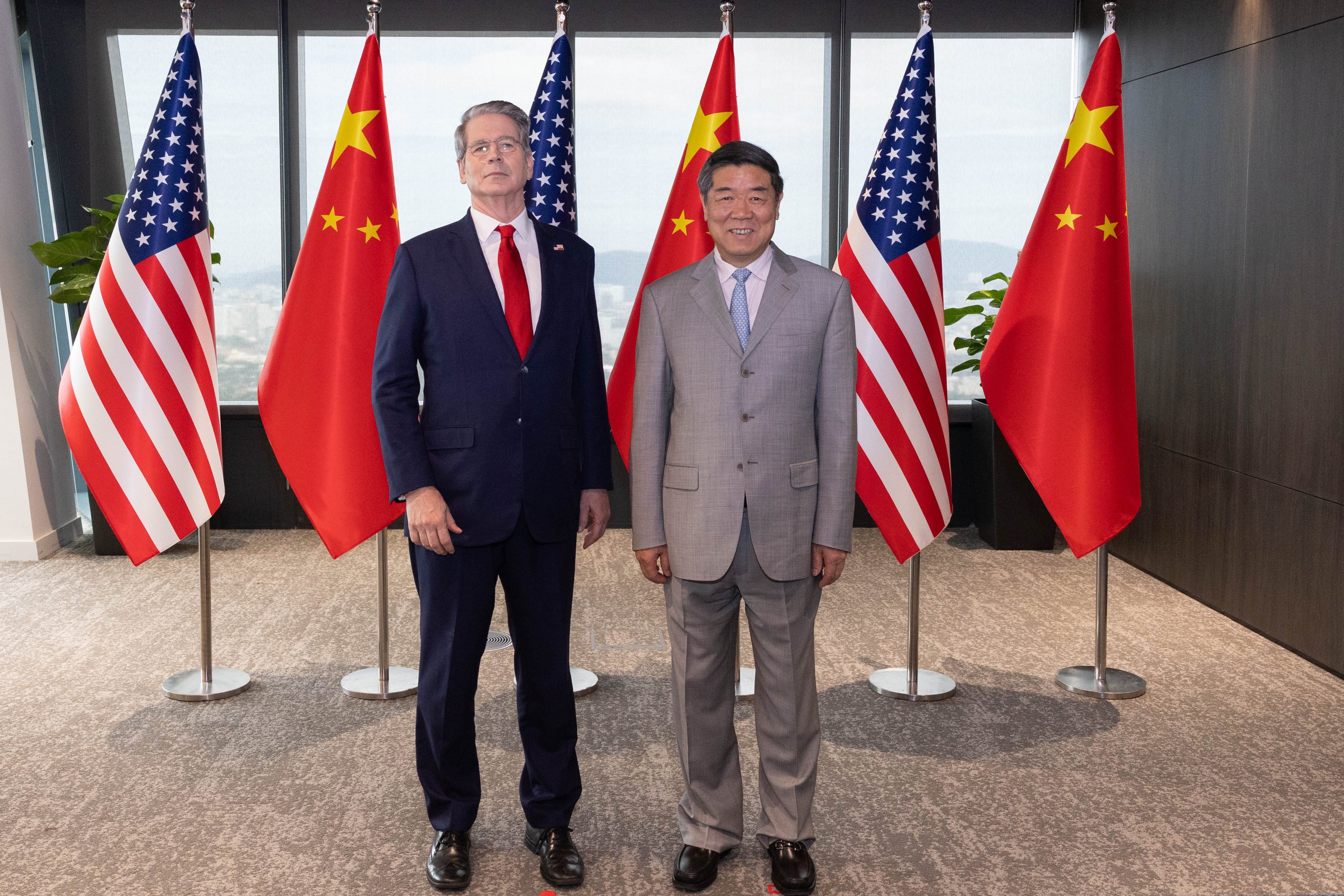 Chinese Vice Premier He Lifeng poses for a photo with US Treasury Secretary Scott Bessent in Kuala Lumpur, Malaysia, on October 25, 2025. Photo: Xinhua