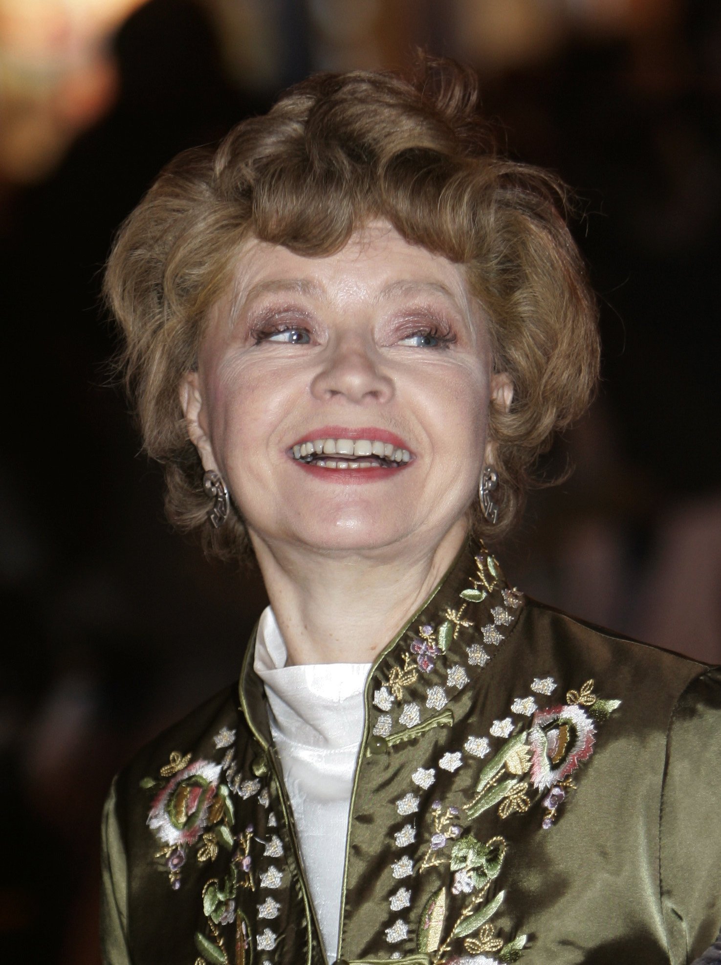 Prunella Scales poses for the photographers at the premiere of “Keeping Mum” in 2005. Photo: AP