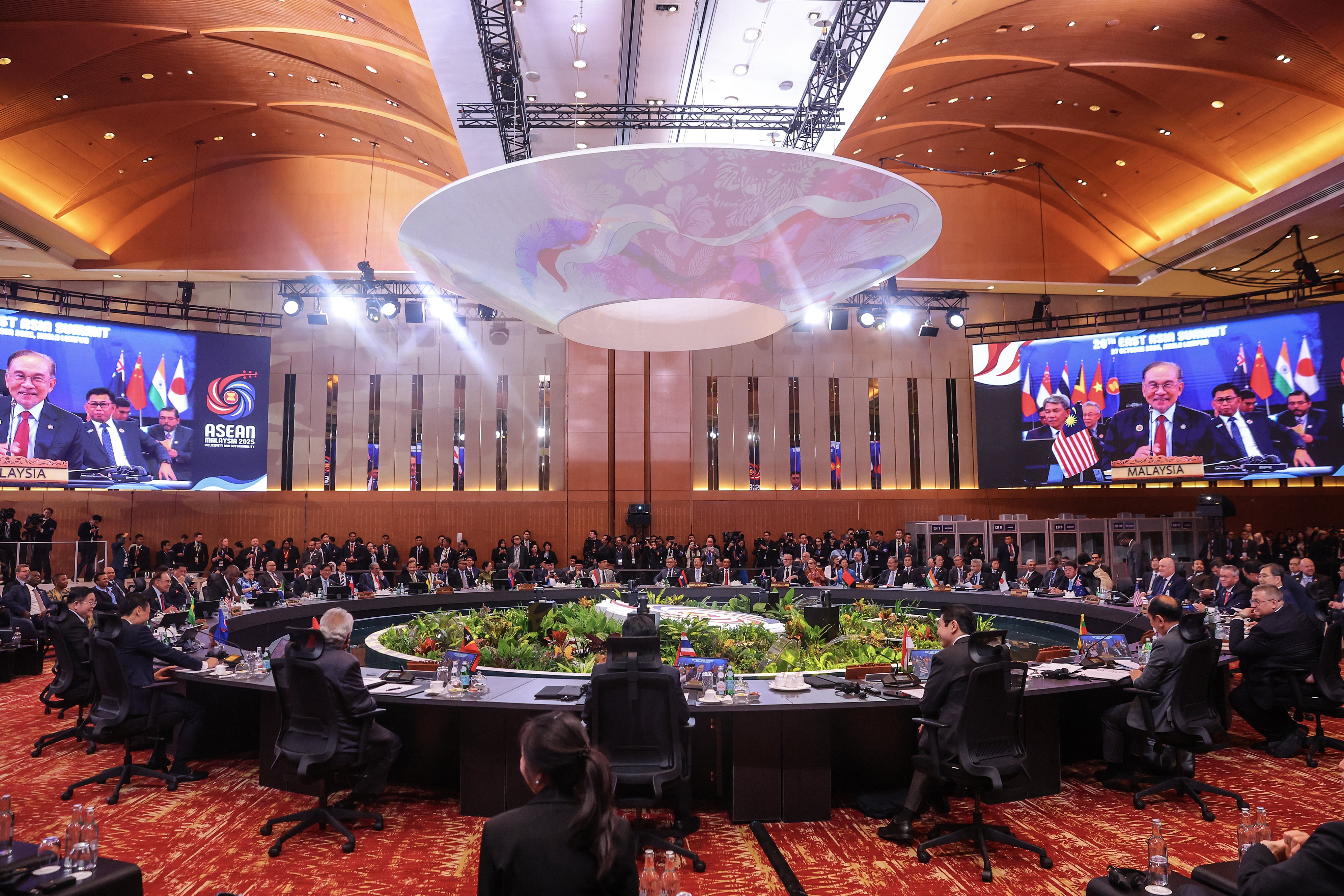 A screen focuses on Malaysian Prime Minister Anwar Ibrahim at the 20th East Asia Summit at the Kuala Lumpur Convention Centre in Malaysia, on October 27. Photo: EPA