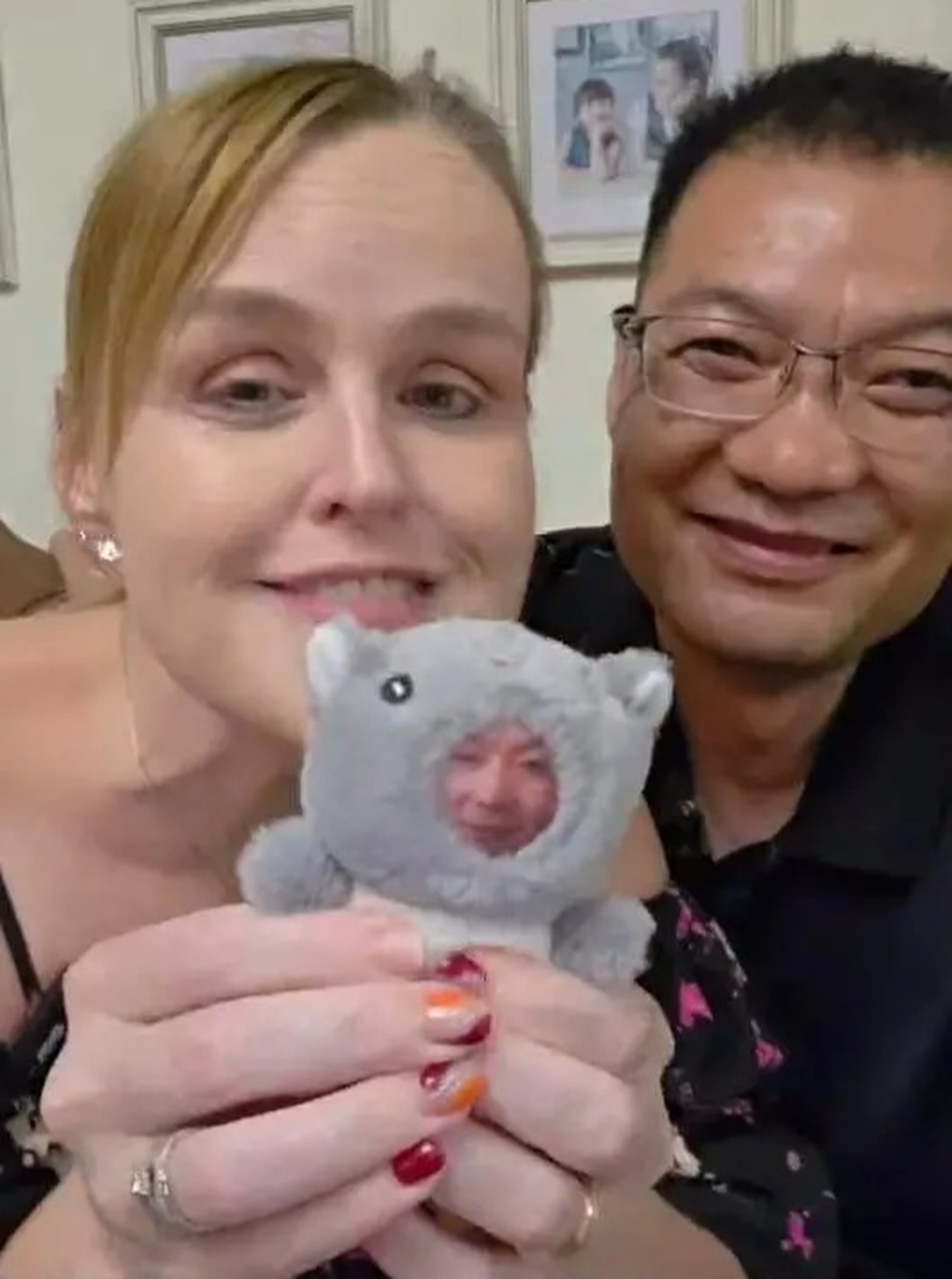 After meeting in a Xinjiang massage parlour, they had to use an electronic dictionary to communicate. Photo: Baidu