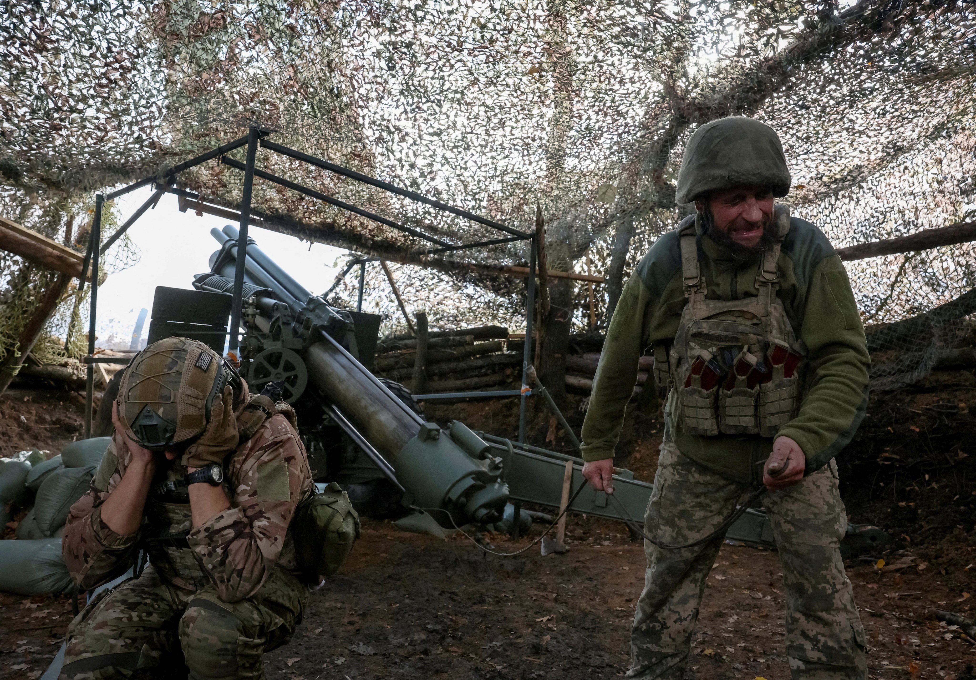 Ukrainian artillerymen  fire a self-propelled howitzer towards Russian troops near Pokrovsk on October 15. Photo: Reuters