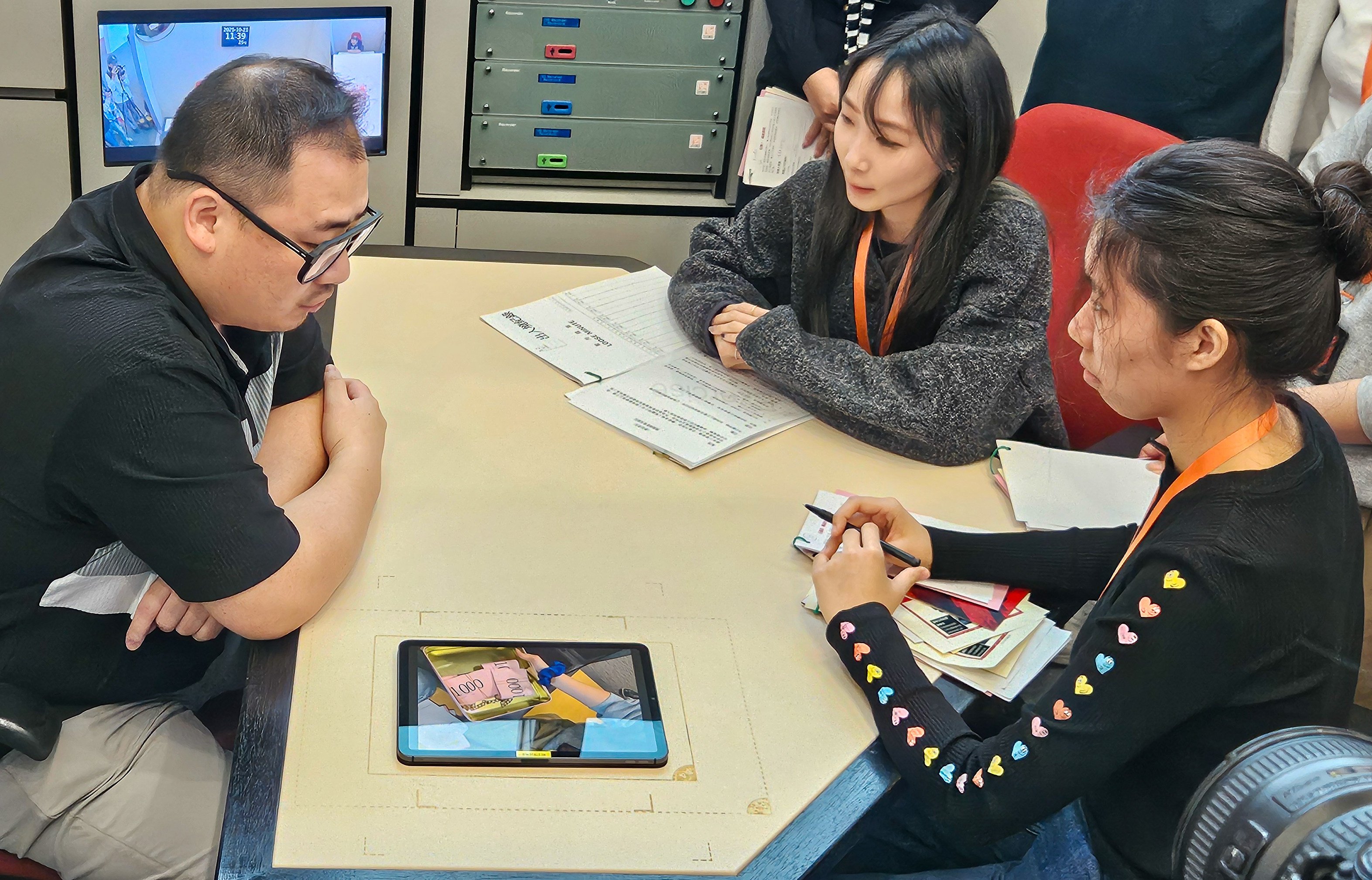 Participants interrogate a “suspect” in a video interview room that highly resembles those used for real investigations. Photo: Leopold Chen