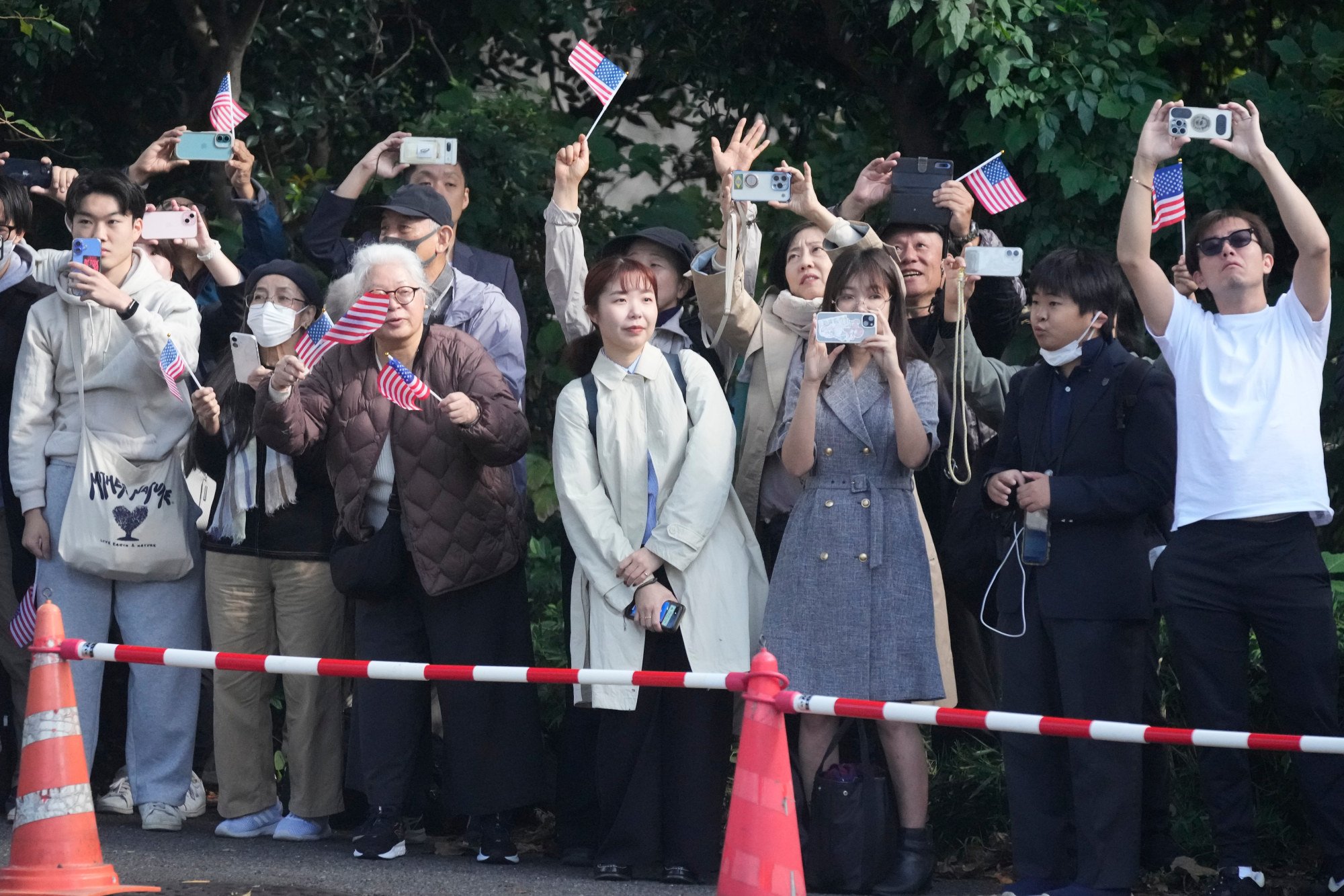 People watch Trump’s motorcade arriving at the Akasaka Palace in Tokyo on Tuesday. Photo: AP People watch Trump’s motorcade arriving at the Akasaka Palace in Tokyo on Tuesday. Photo: AP