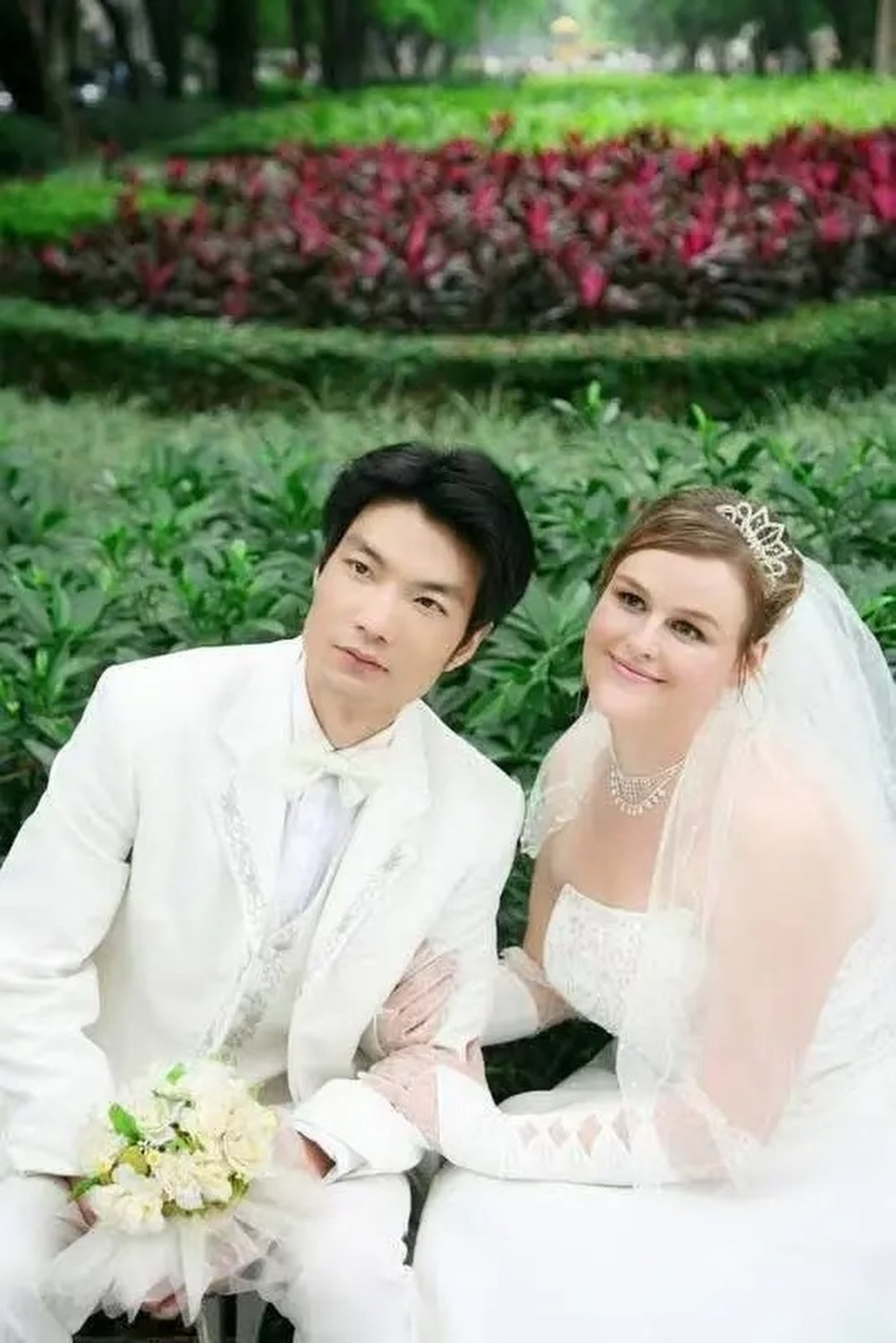 Wu Yanju and Amy Thames on their big day. They remain happily married two decades on. Photo: Baidu