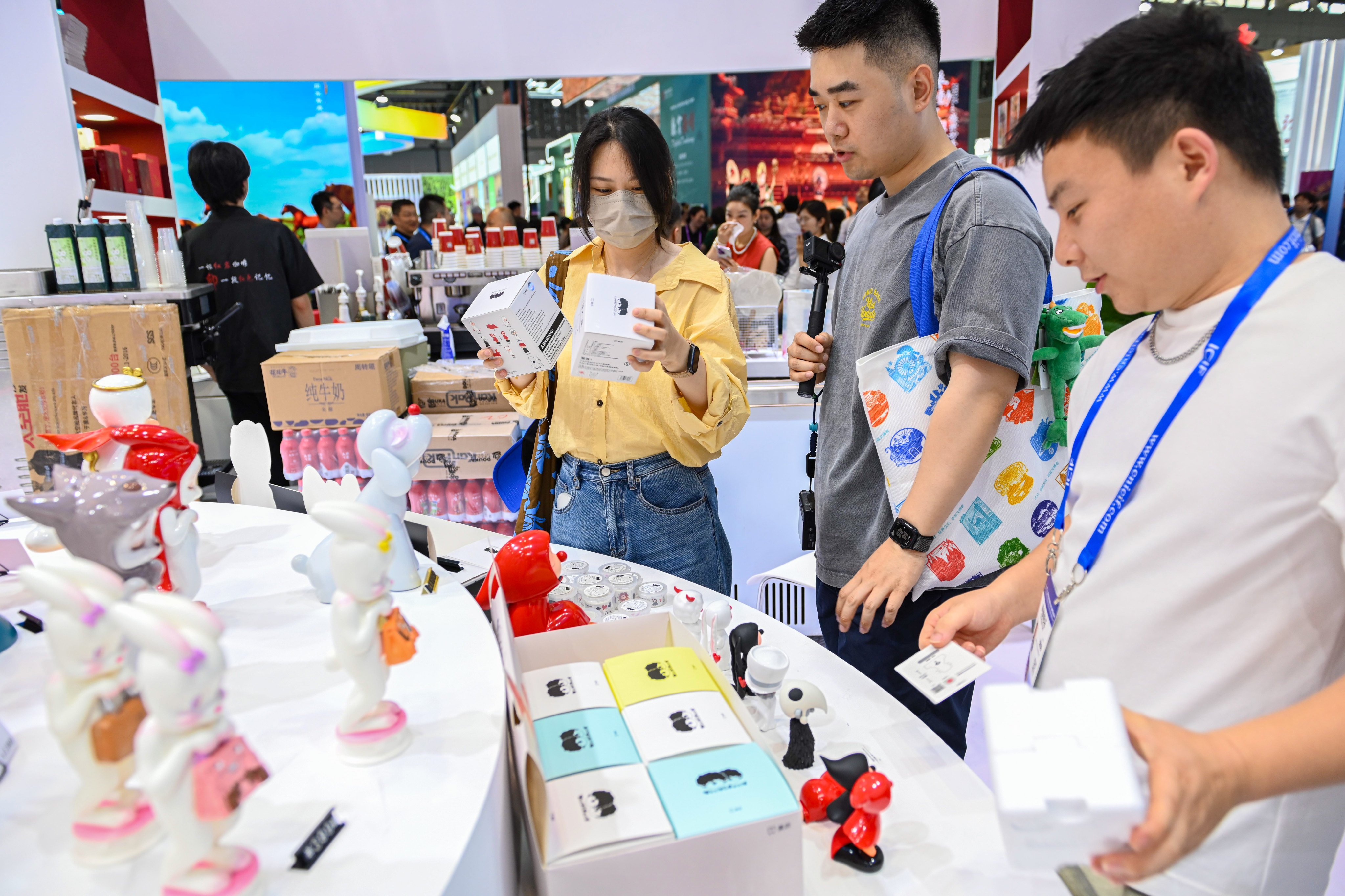 Visitors select blind boxes at a cultural industries fair in Shenzhen, Guangdong province, on May 22. Photo: Xinhua
