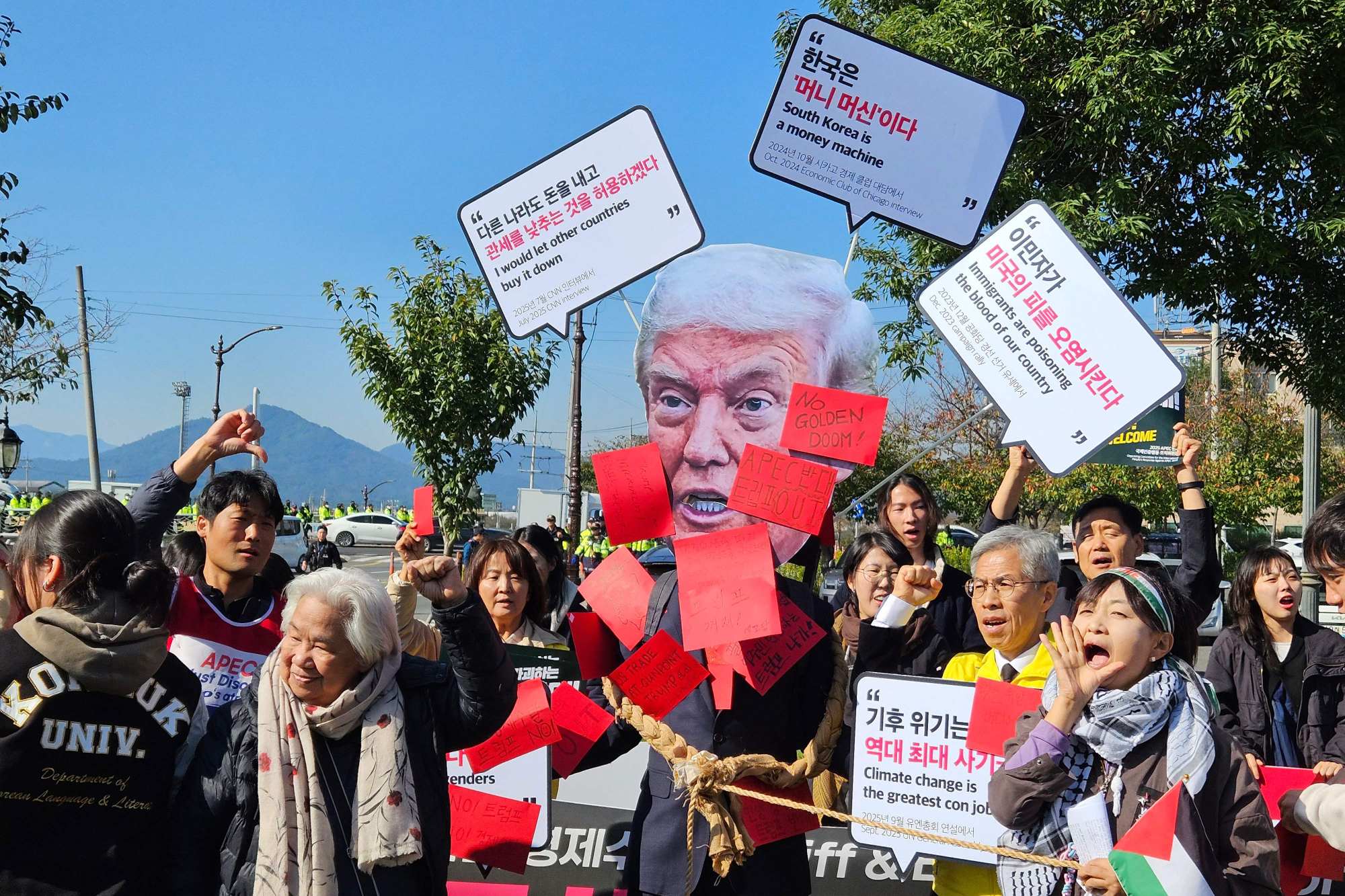 Protesters hold a demonstration against Trump in Dongcheon-dong, Gyeongju, on Wednesday. Photo: Yonhap/AFP Protesters hold a demonstration against Trump in Dongcheon-dong, Gyeongju, on Wednesday. Photo: Yonhap/AFP