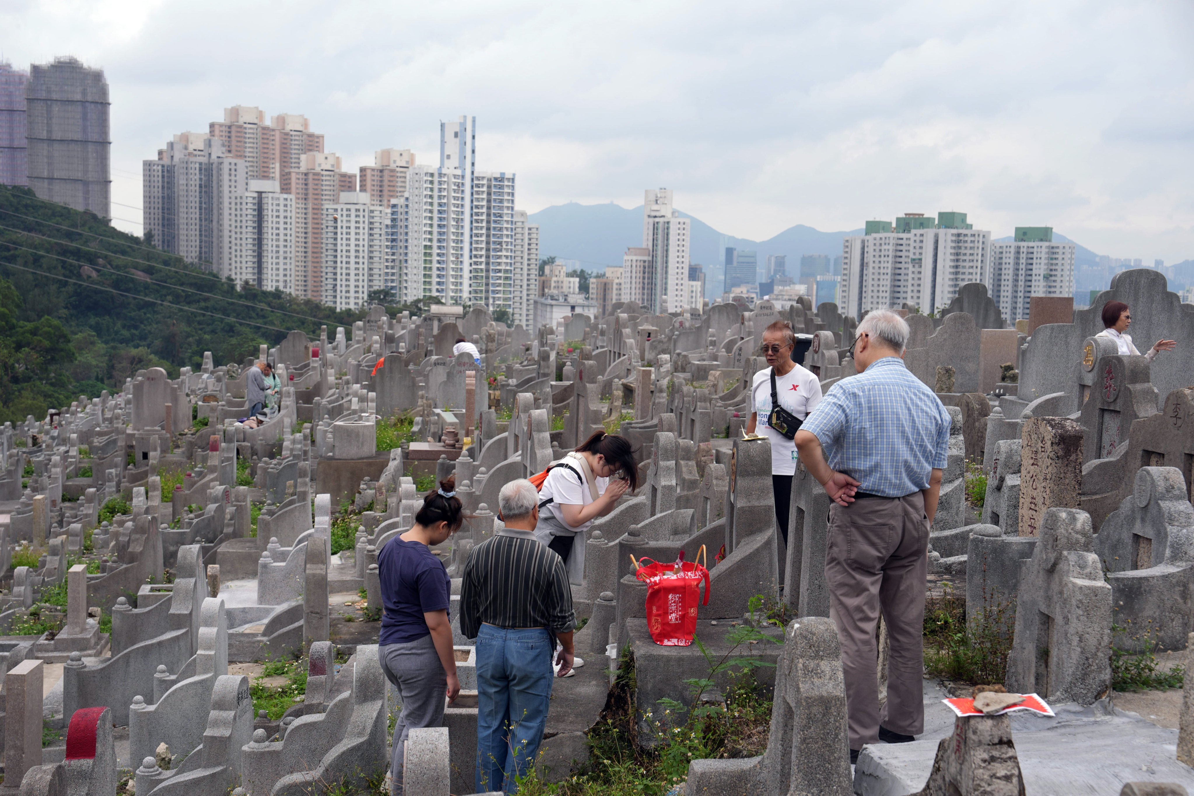 Grave sweepers pay respects to their ancestors at Diamond Hill Cemetery. Photo: Elson Li