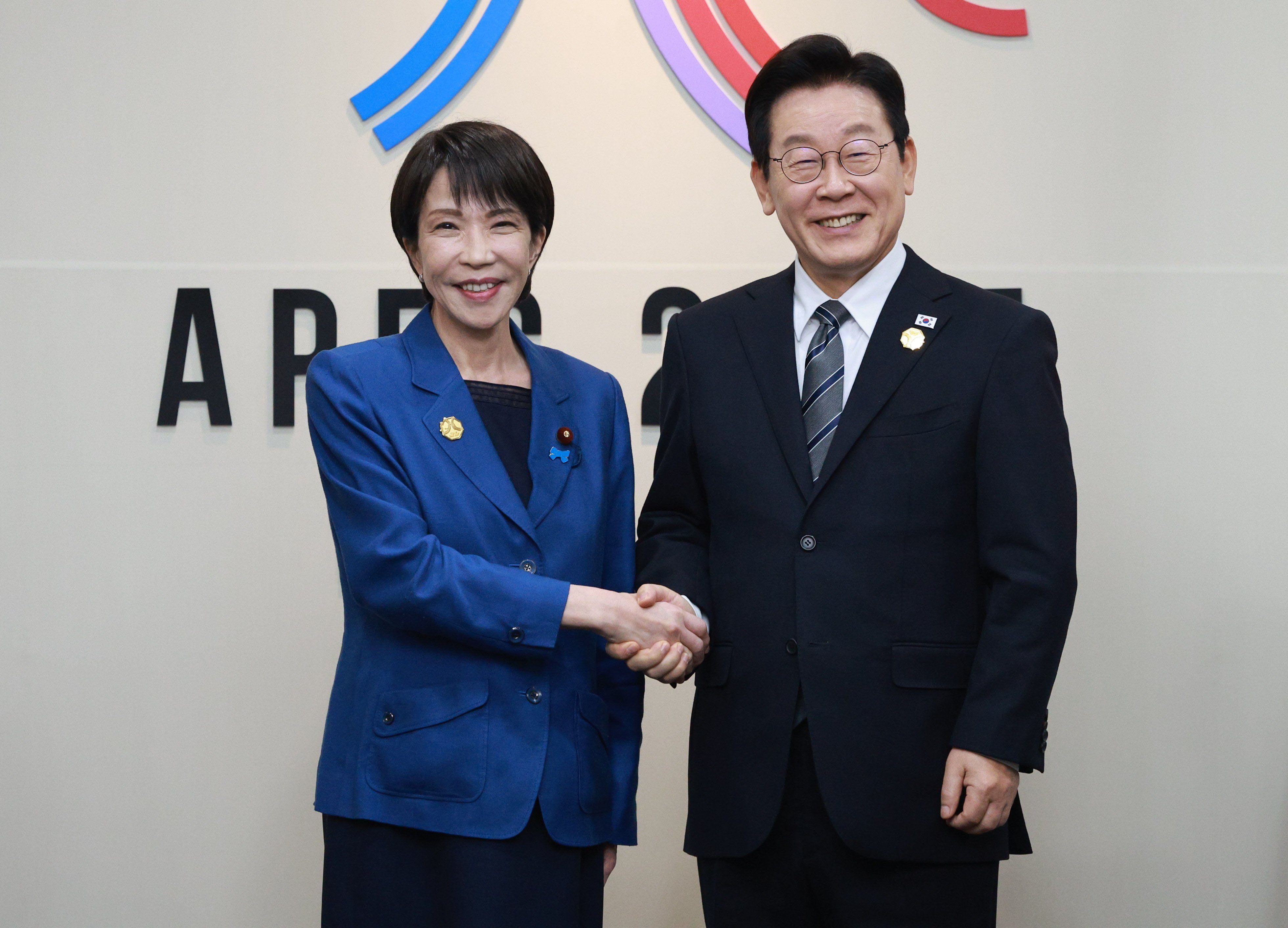 South Korean President Lee Jae-myung (right) shakes hands with Japanese Prime Minister Sanae Takaichi ahead of their talks in Gyeongju, South Korea on Thursday. Photo: EPA