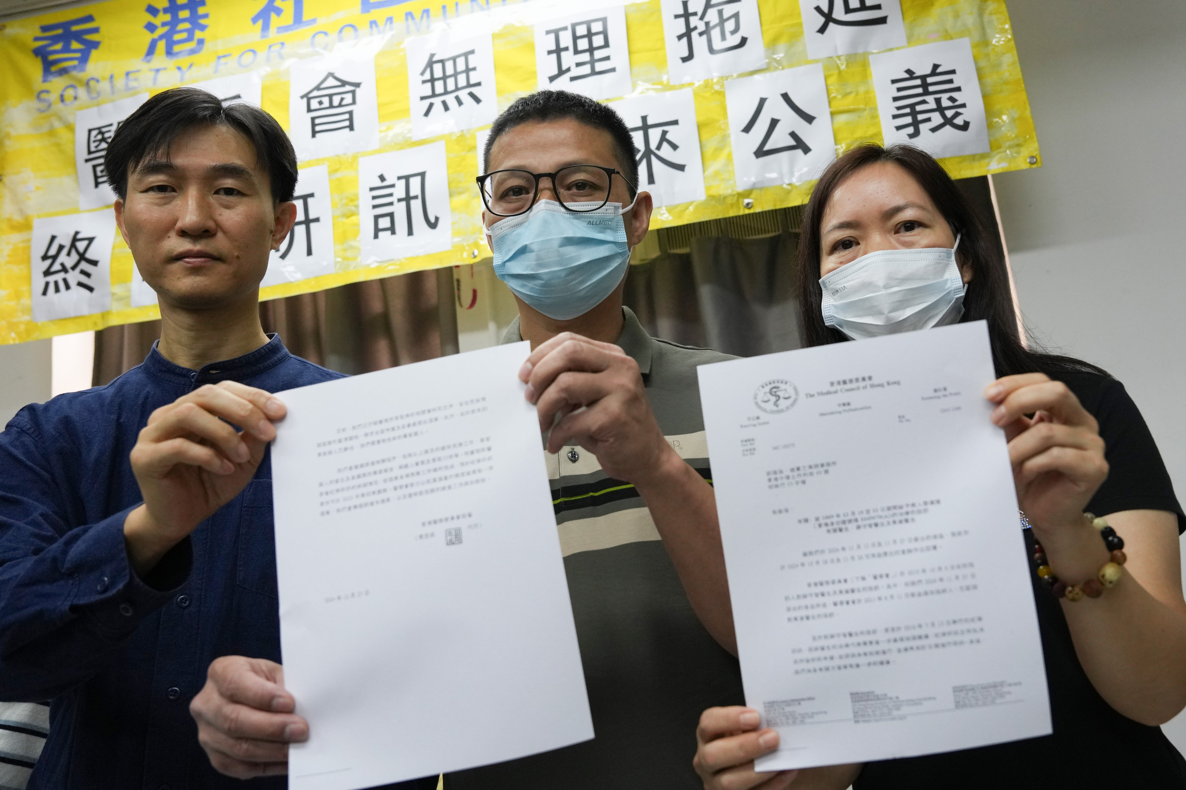 Tim Pang (left) with the baby’s parents Lai Zhijin and Peng Hongying at a press conference in Sham Shui Po on October 29. Photo: Jelly Tse