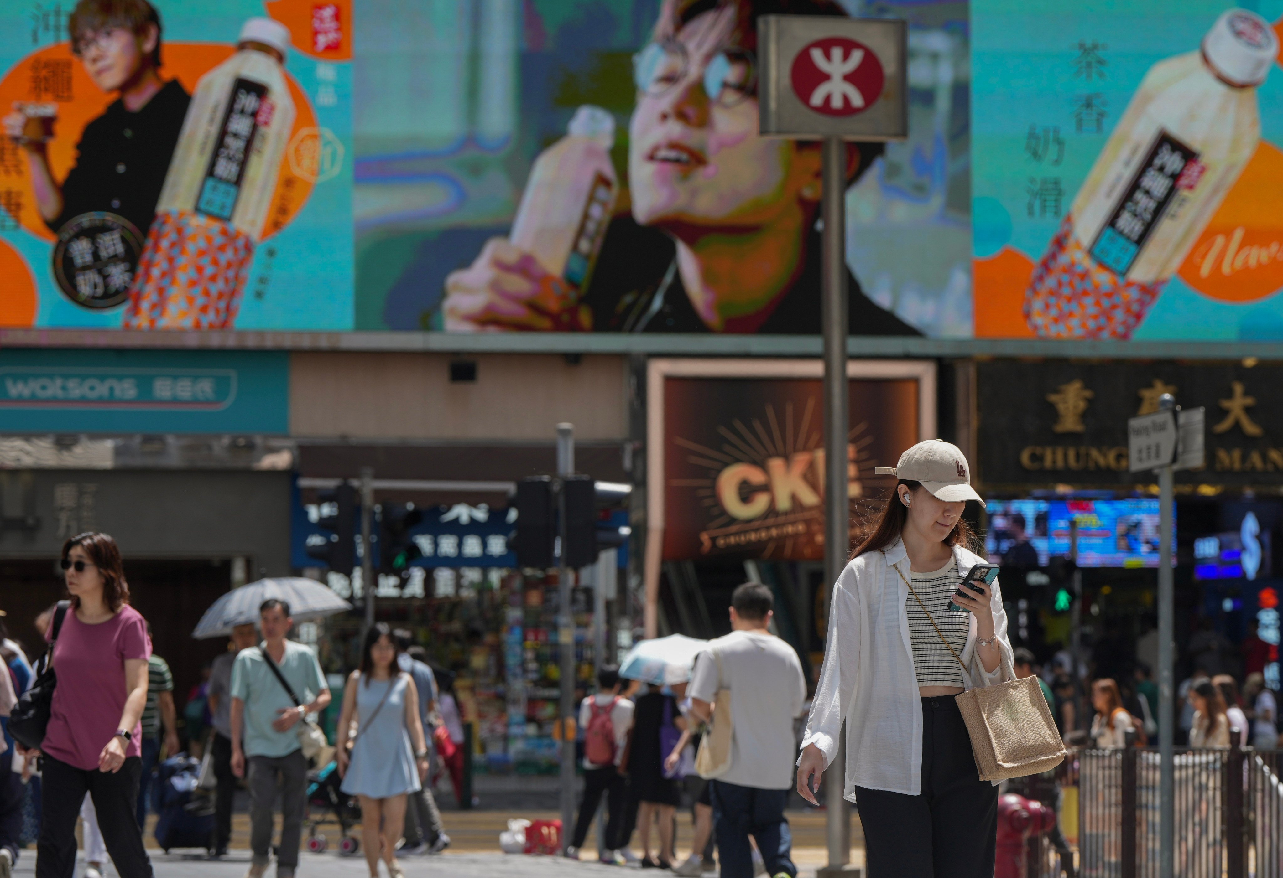 People shopping at Tsim Sha Tsui in Hong Kong on September 1. Photo: Sam Tsang