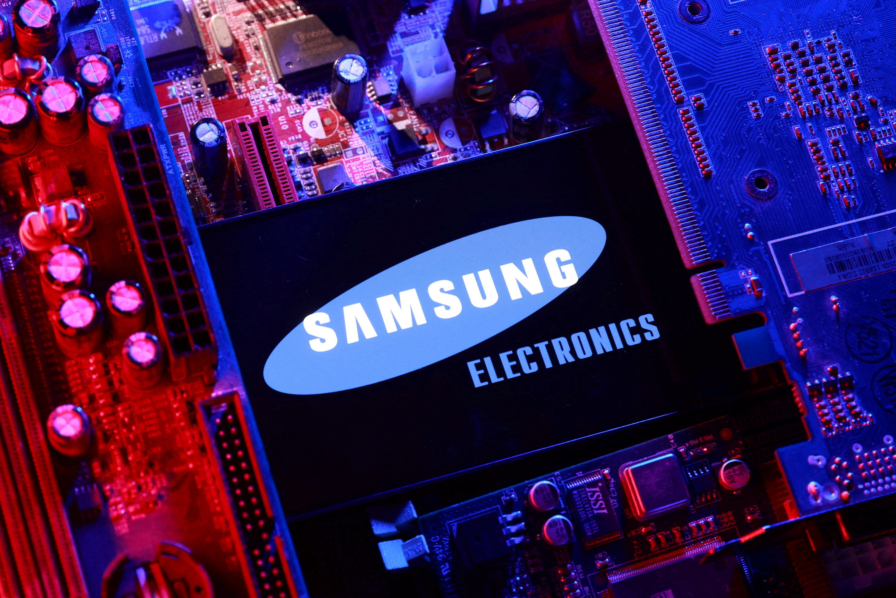 The Samsung Electronics logo and a computer motherboard appear in this illustration taken August 25, 2025. Photo: Reuters