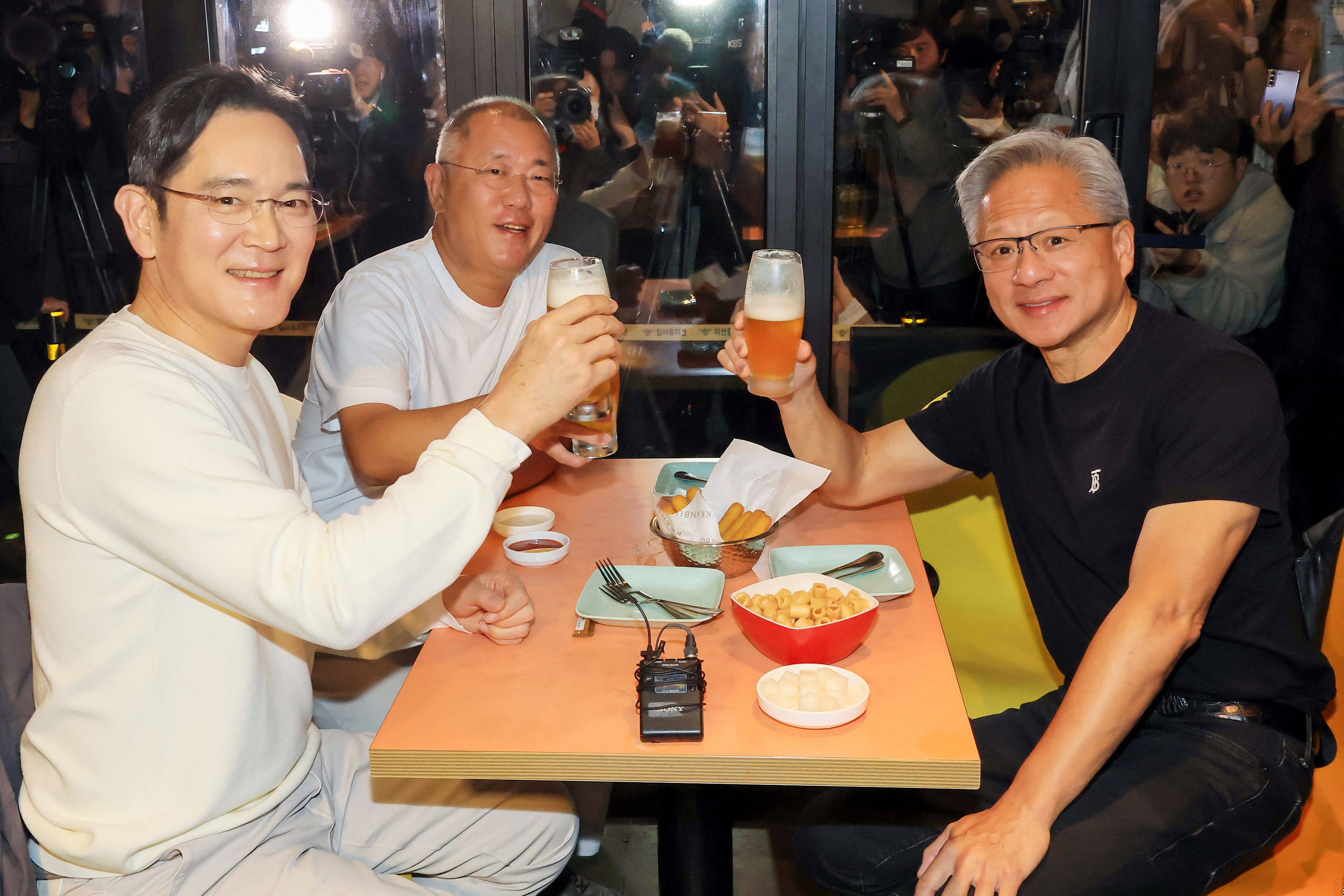 Samsung Electronics boss Jay Y. Lee, Hyundai Motor’s Chung Eui-sun and Nvidia CEO Jensen Huang at a chicken restaurant in Seoul on Thursday. Photo: Yonhap/AFP