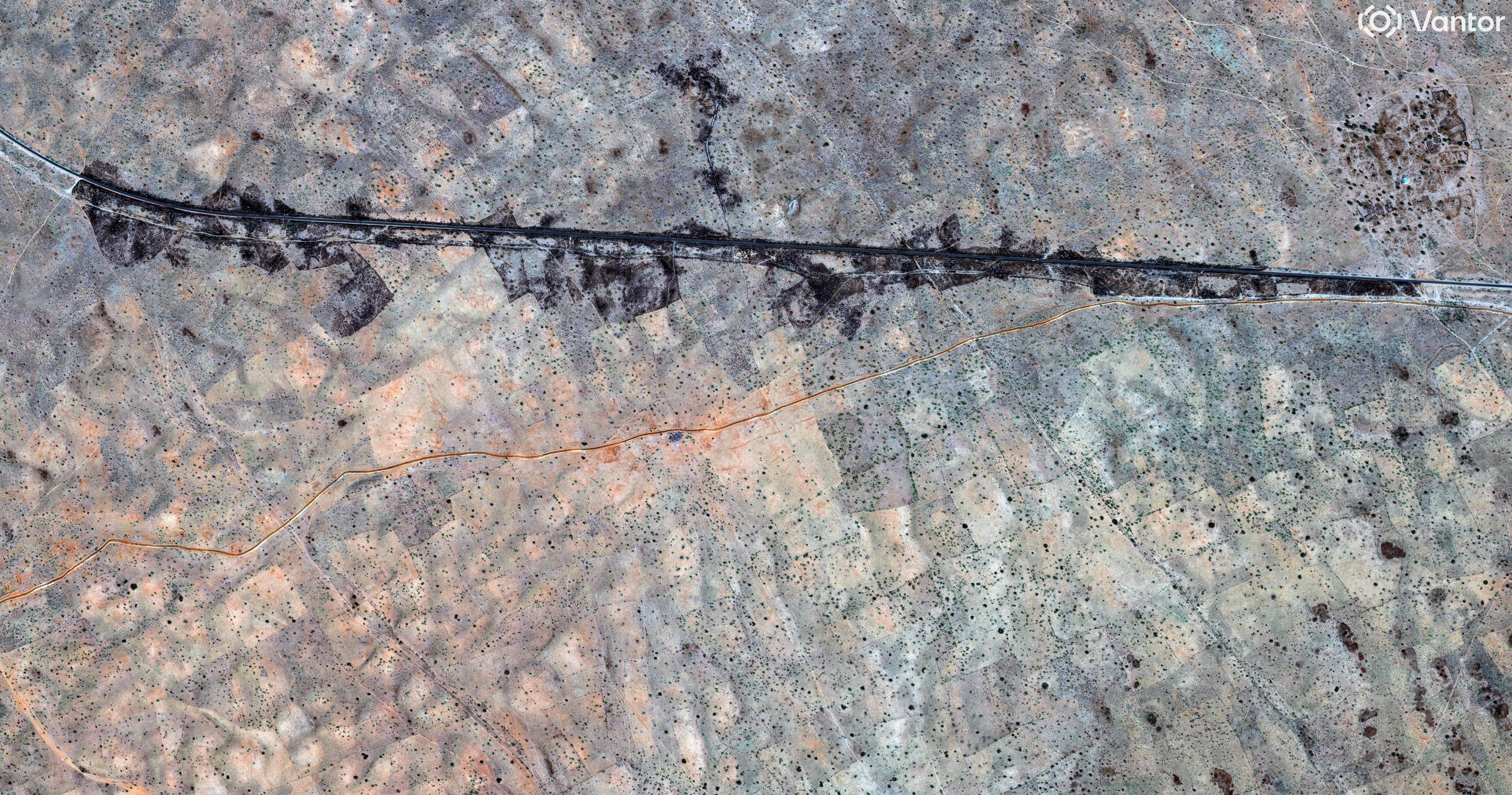 This satellite image taken on October 30, 2025 and made available on October 31, 2025 shows a burned area along the berm northwest of El-Fasher. Photo: Vantor via AFP