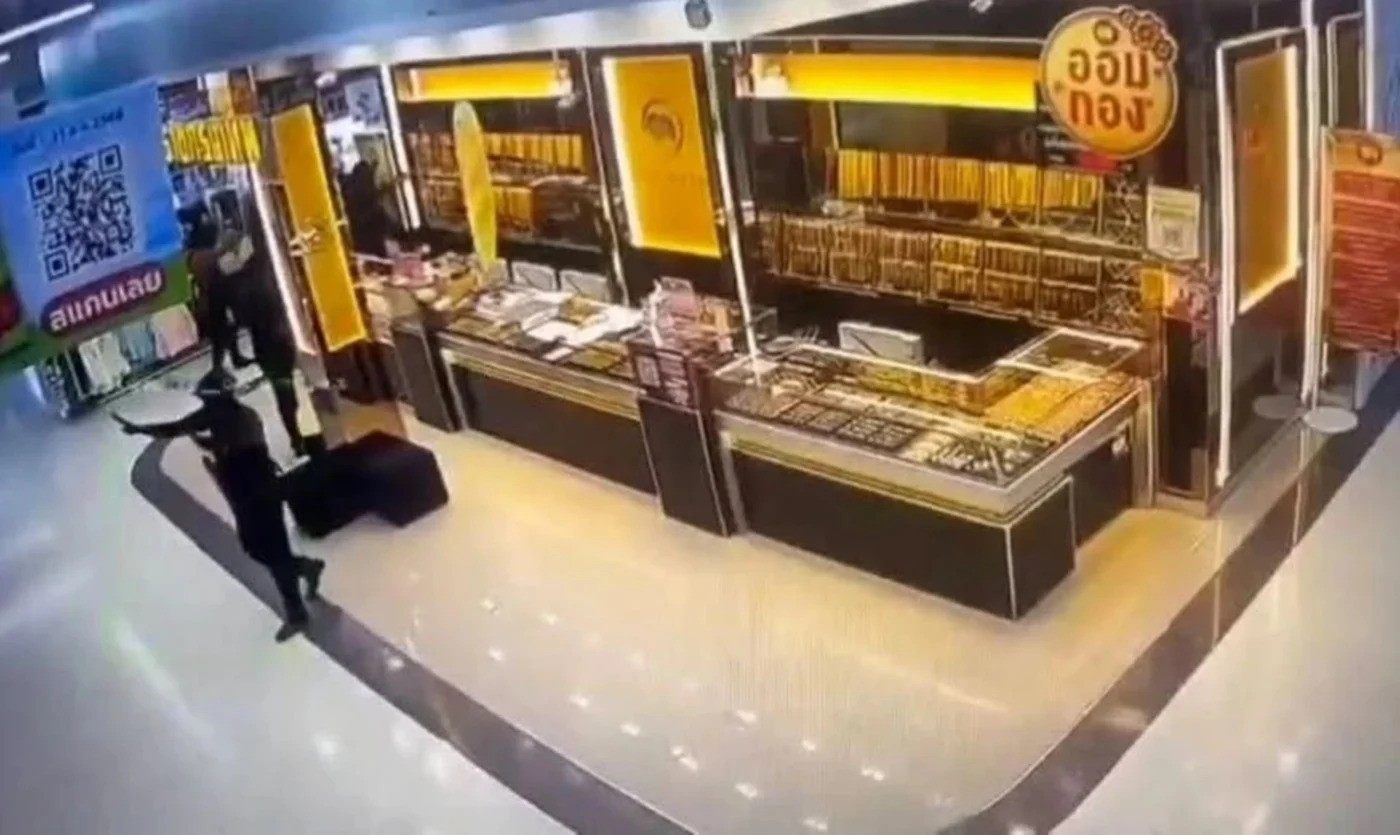 The suspects are caught on CCTV fleeing the scene after grabbing bags of gold on October 5. Photo: Thai police