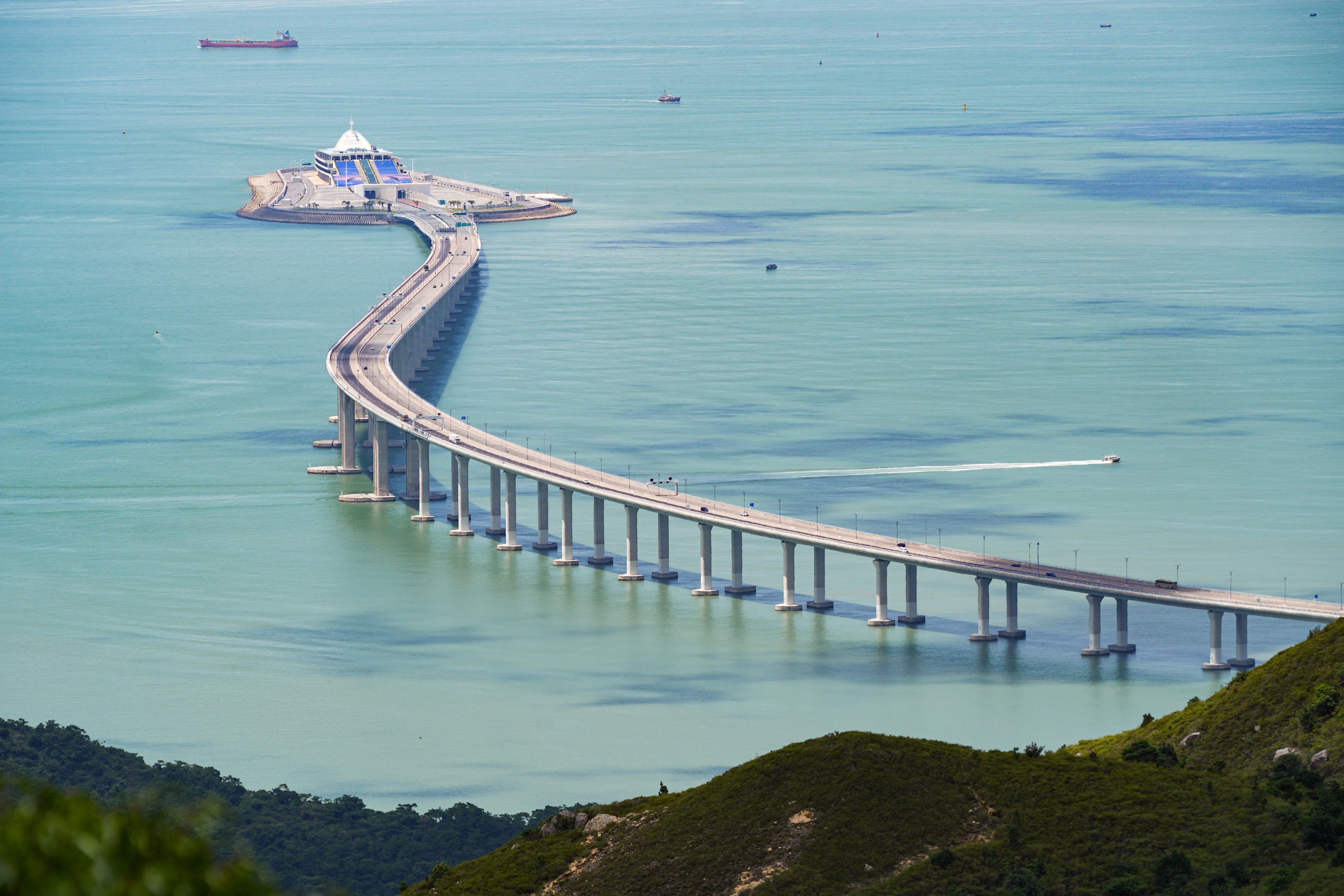 New scheme gives drivers from four Guangdong cities greater travel flexibility through bridge and airport connections. Photo: Eugene Lee