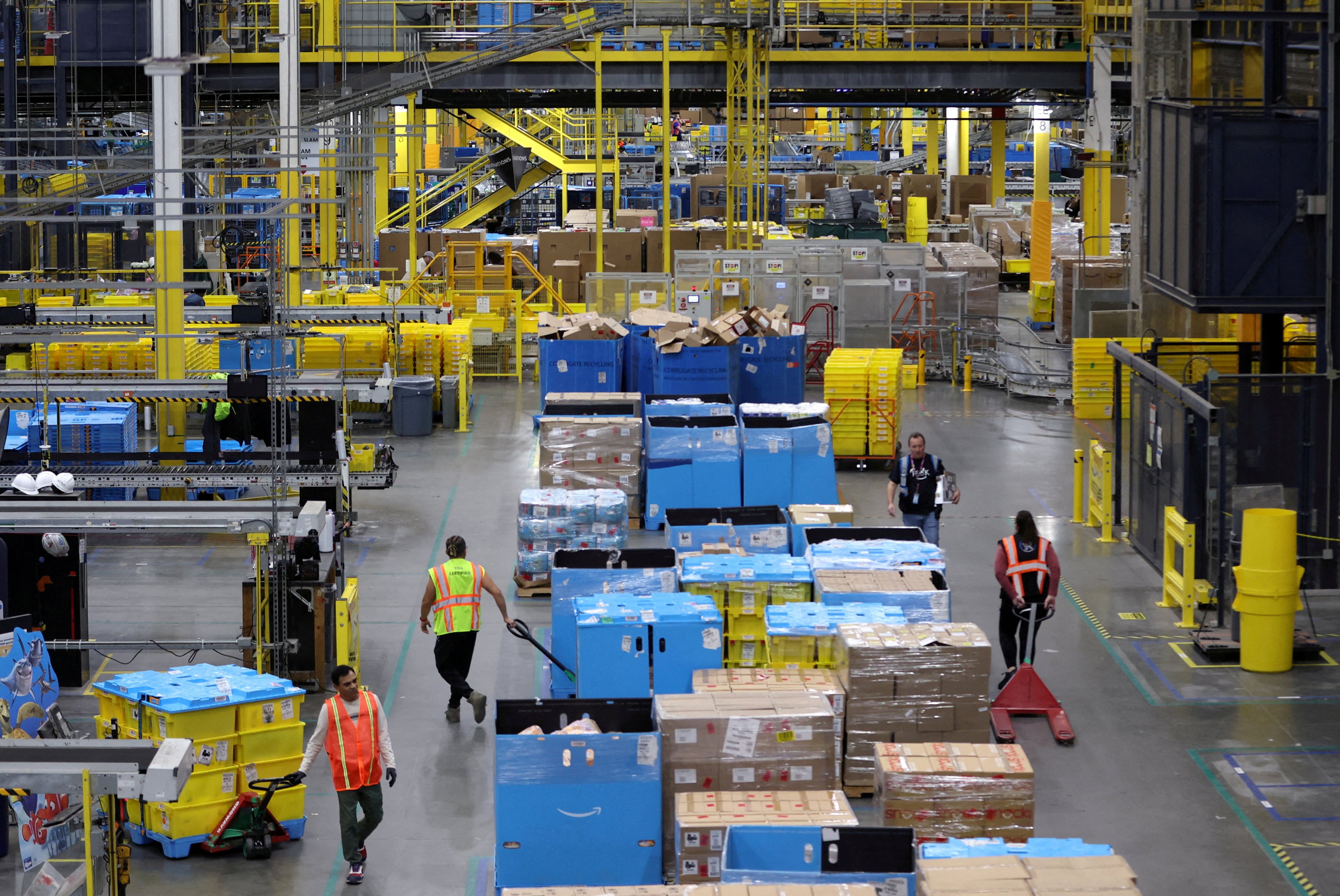 Workers move products during Cyber Monday at Amazon’s fulfillment center in Robbinsville, New Jersey, U.S., November 27, 2023. Photo: Reuters