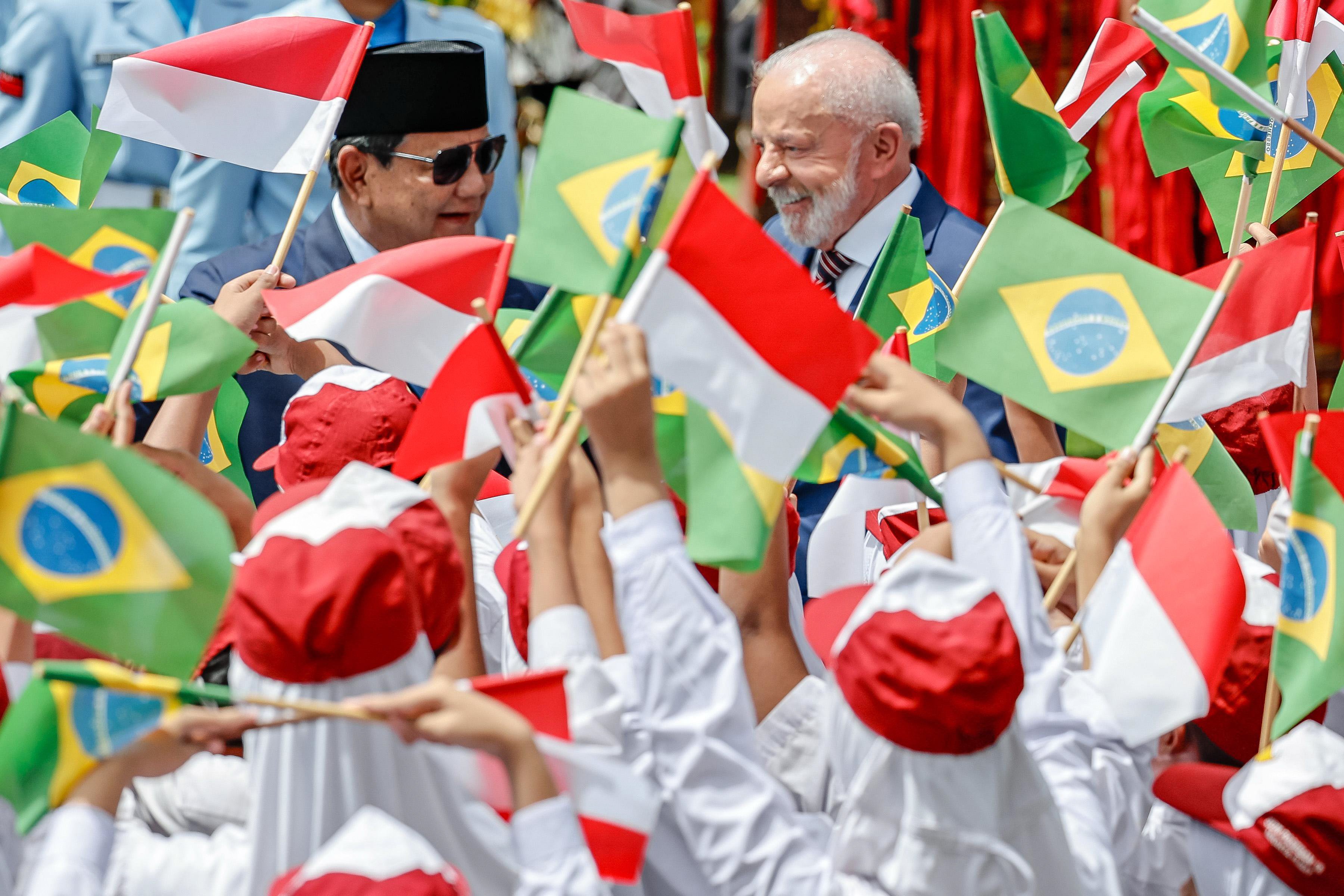 Children waves national flags as Brazilian President Luiz Inacio Lula da Silva (right) and Indonesian President Prabowo Subianto arrive at Merdeka Palace in Jakarta on October 23. Photo: Ricardo Stuckert/Pr/Agencia Brazil/dpa