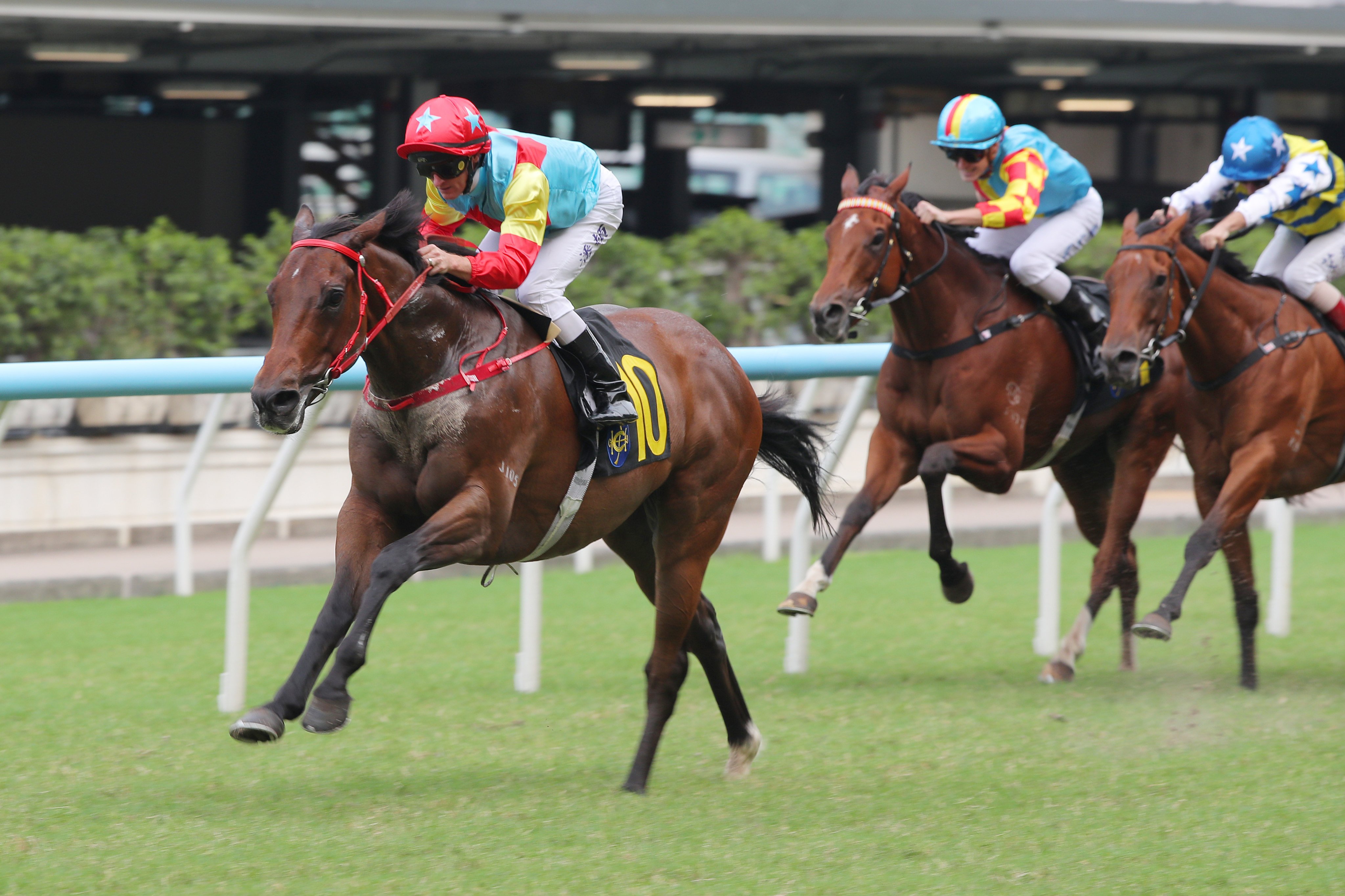 Hakka Radiance surges clear under Zac Purton to complete a Happy Valley hat-trick. Photos: Kenneth Chan