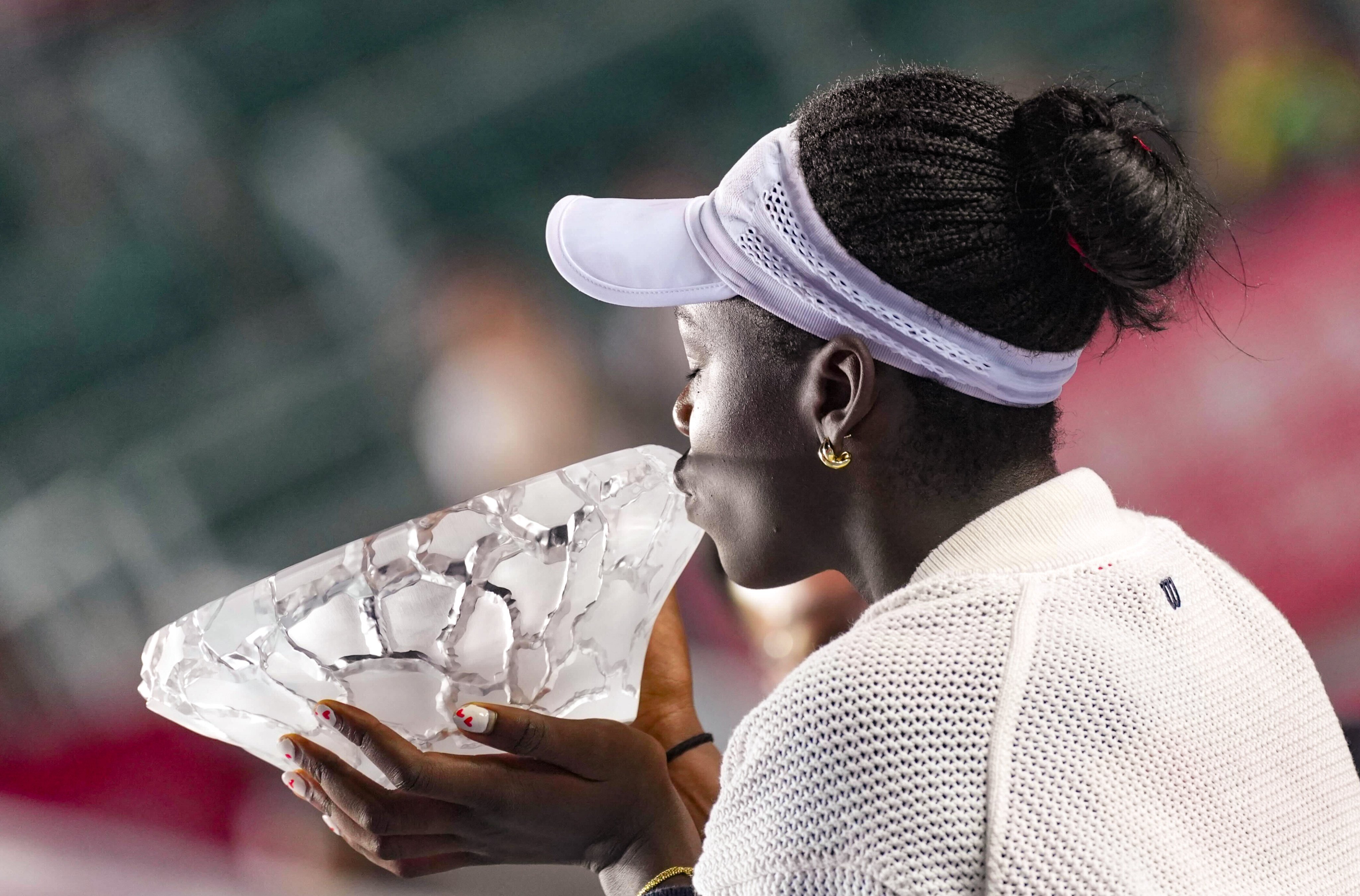 Victoria Mboko gives her Prudential Hong Kong Open trophy a kiss. Photo: Karma Lo
