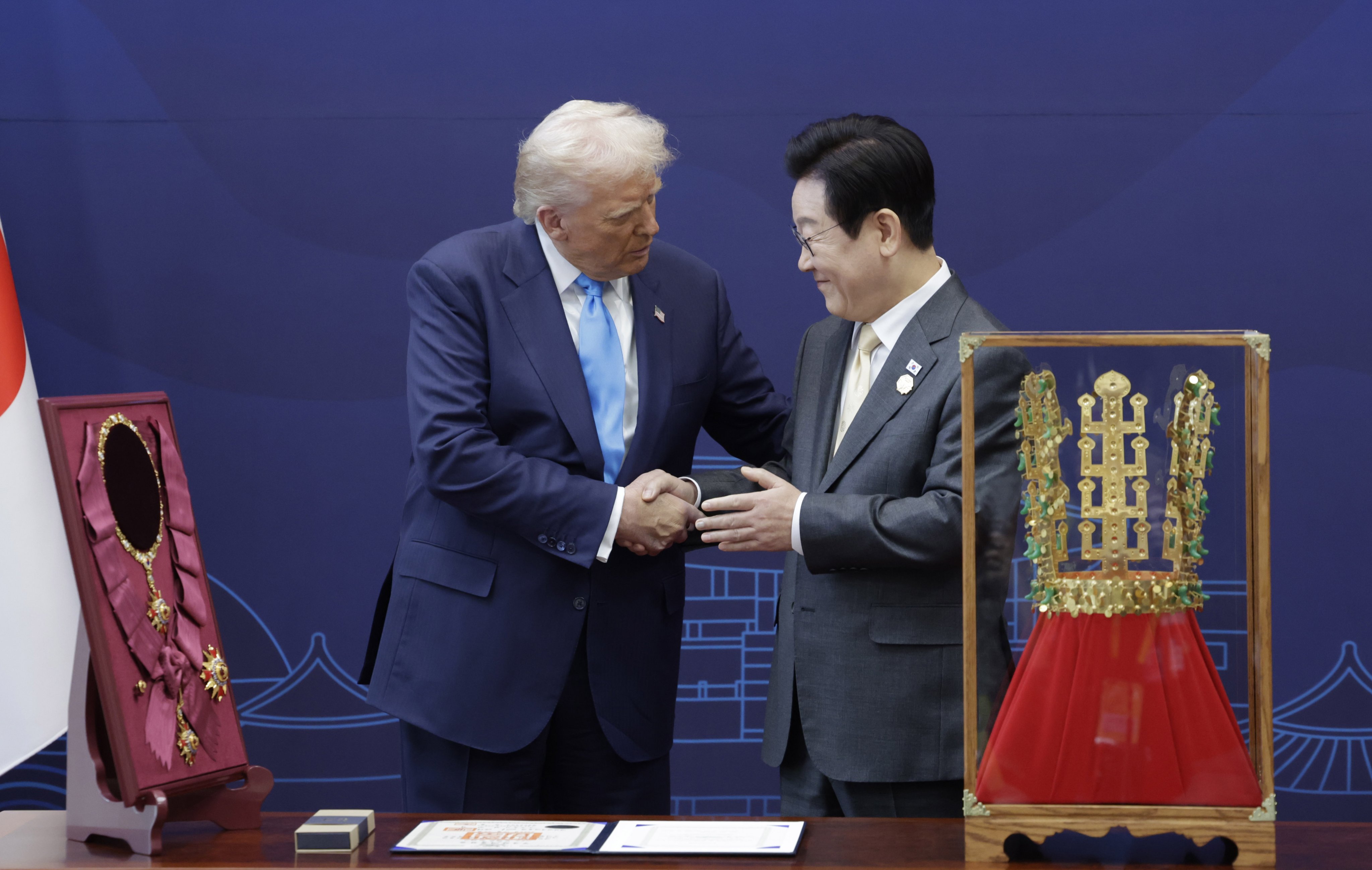 South Korean President Lee Jae-myung (right) shakes hands with US President Donald Trump after presenting him with a replica of a Silla-era gold crown on Wednesday. Photo: EPA/Yonhap