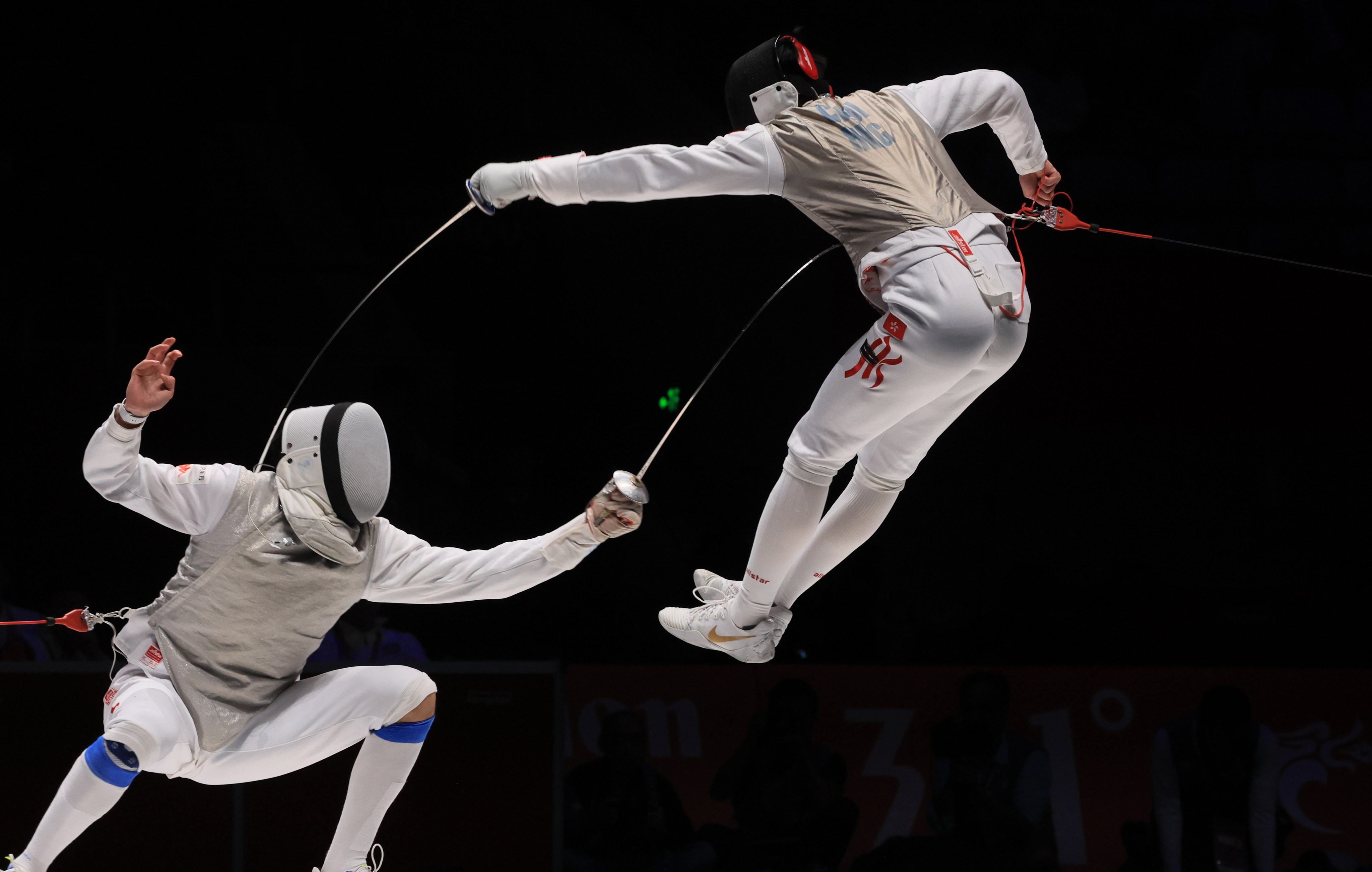 Ryan Choi (right) in his loss to China’s Chen Haiwei in the foil individual semifinal at the 2022 Hangzhou Asian Games. Choi finished the event with a bronze. Photo: Dickson Lee