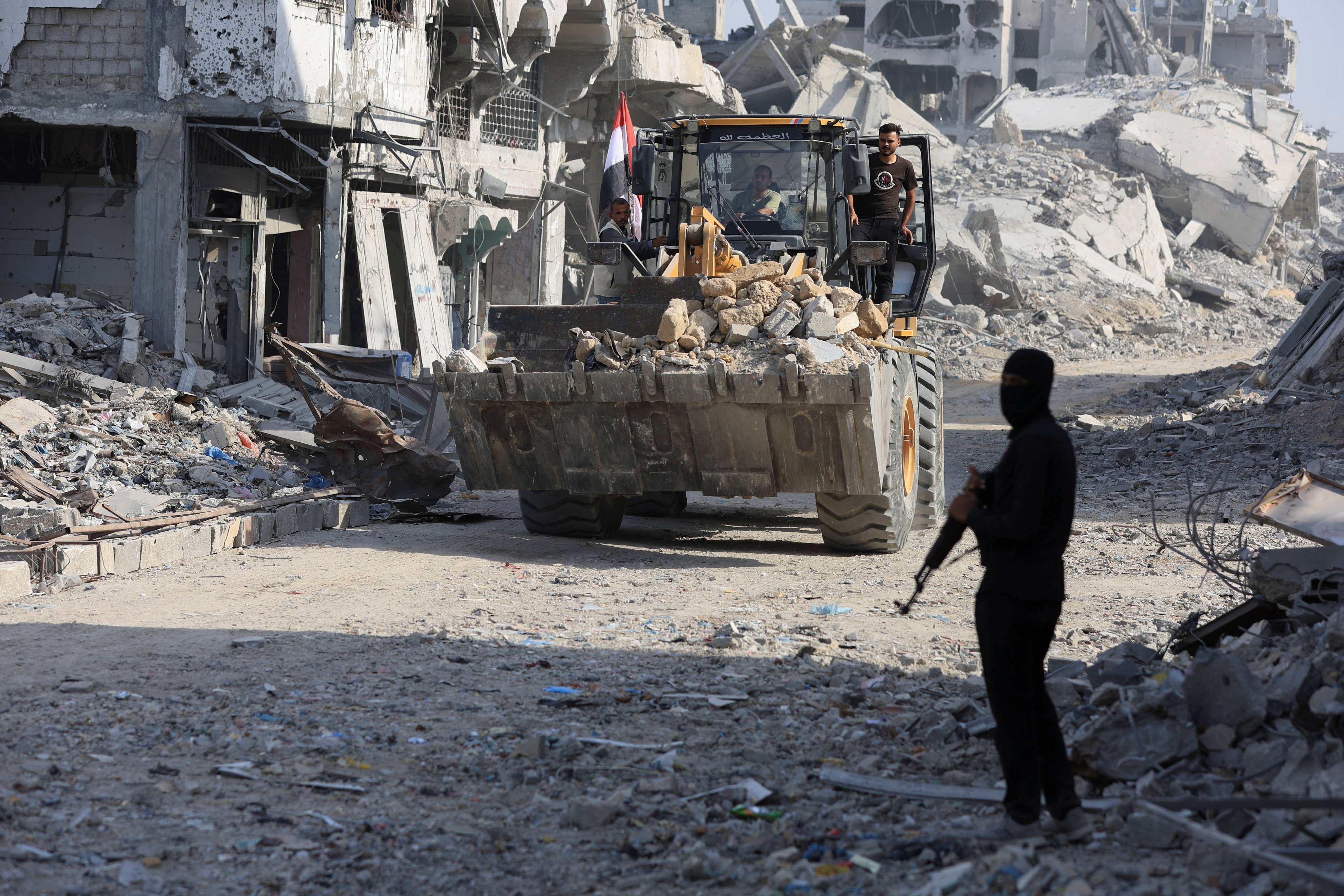 A Palestinian Hamas militant stands guard near the so-called ‘yellow line’ to which Israeli troops withdrew under the ceasefire, as Hamas continues to search for the bodies of deceased hostages in Gaza City. Photo: Reuters